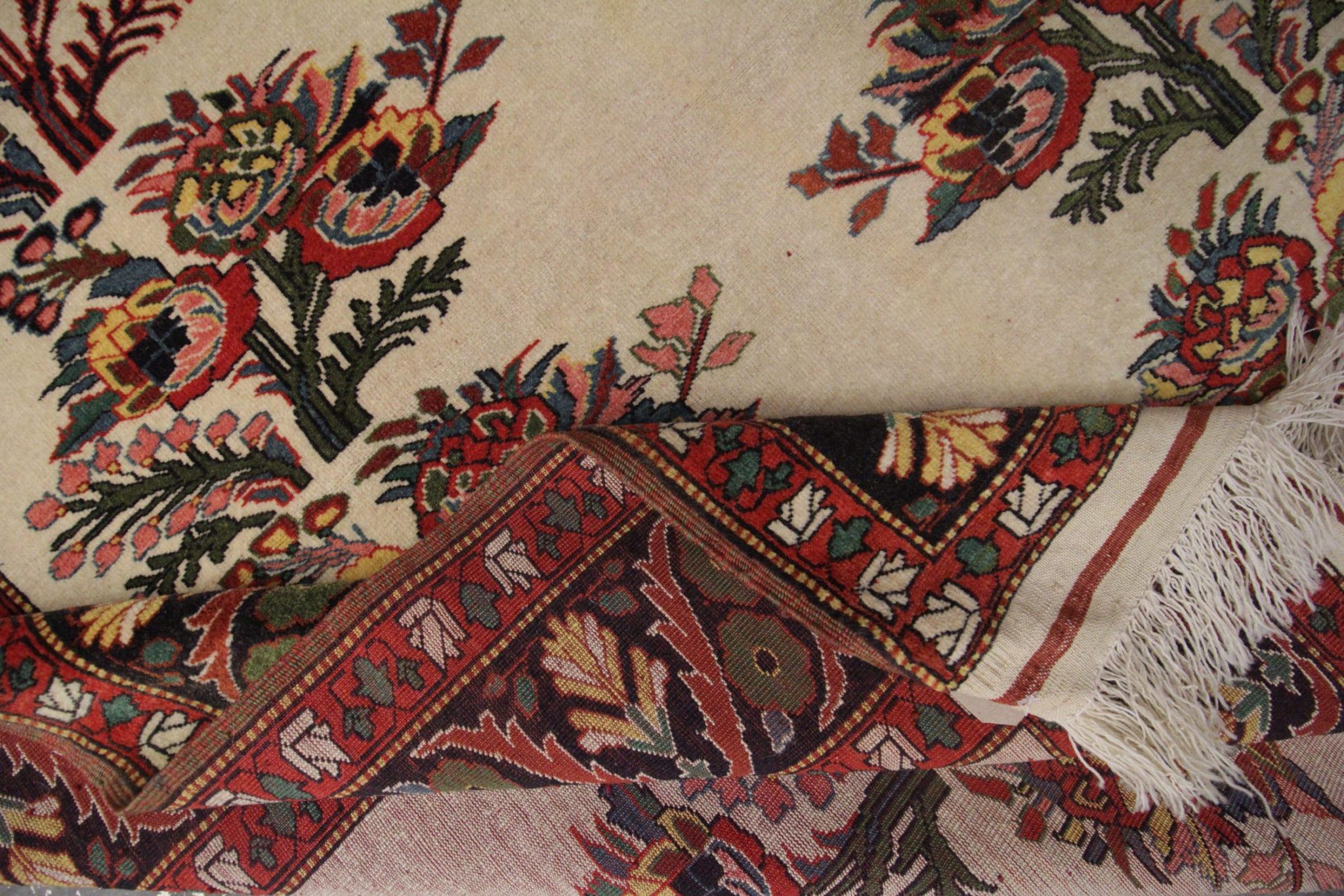Dieser exquisite cremefarbene handgefertigte Vintage-Teppich ist ein wahres Zeugnis zeitloser Eleganz und Handwerkskunst. Dieses Meisterwerk, bei dem jeder einzelne Faden in aufwändiger Handarbeit geknüpft wird, besticht durch sein traditionelles,