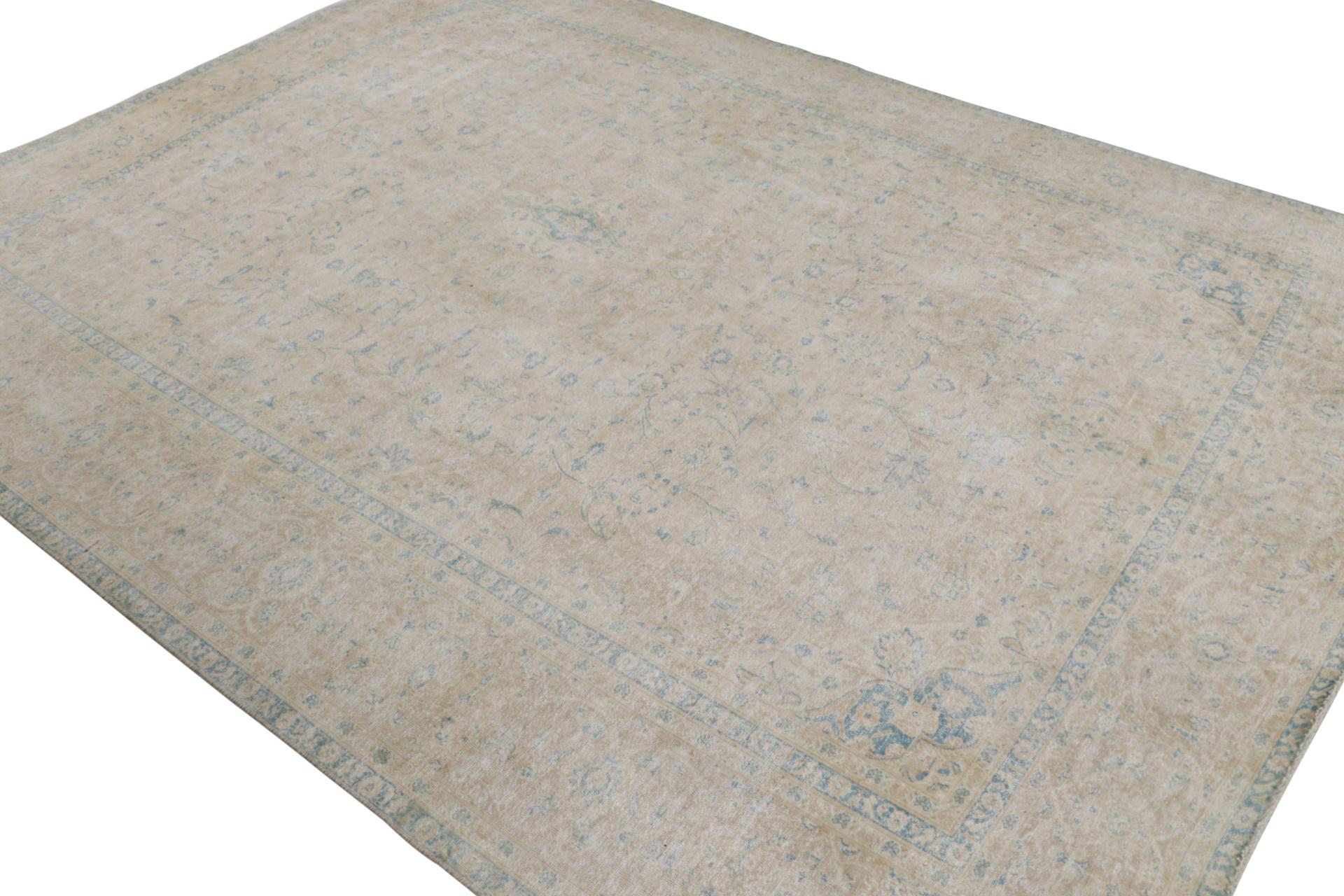 Noué à la main en laine, un tapis persan 9x11 datant de 1970-1980 - le dernier à rejoindre les sélections vintage de Rug & Kilim.

Sur le Design :

Le tapis polychrome bénéficie d'un lavage antique créant son aspect shabby-chic et vieilli tout en