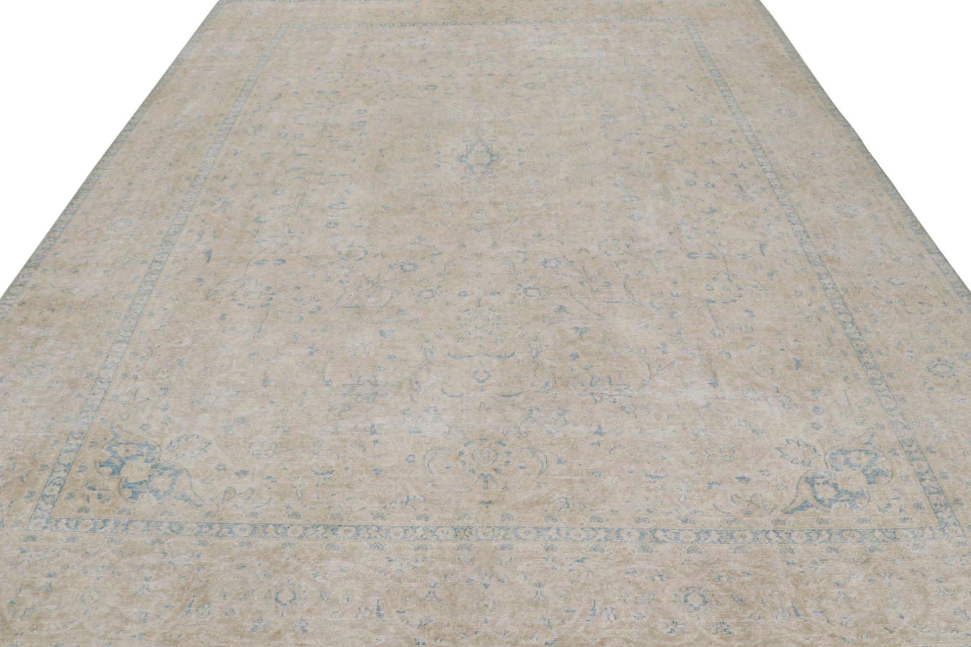 Oushak Tapis persan vintage à motifs floraux beige-bleu par Rug & Kilim