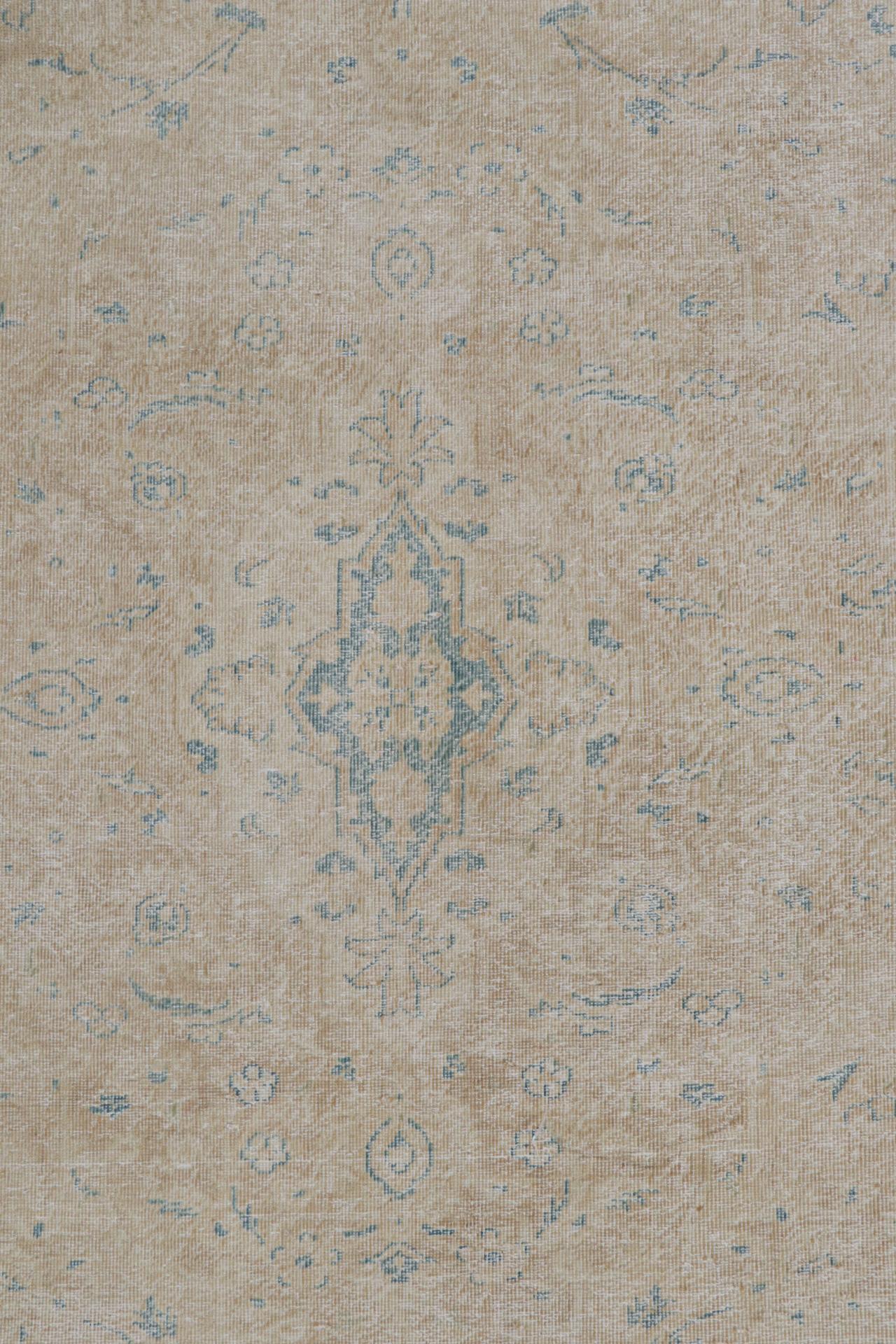 Tapis persan vintage à motifs floraux beige-bleu par Rug & Kilim Bon état à Long Island City, NY