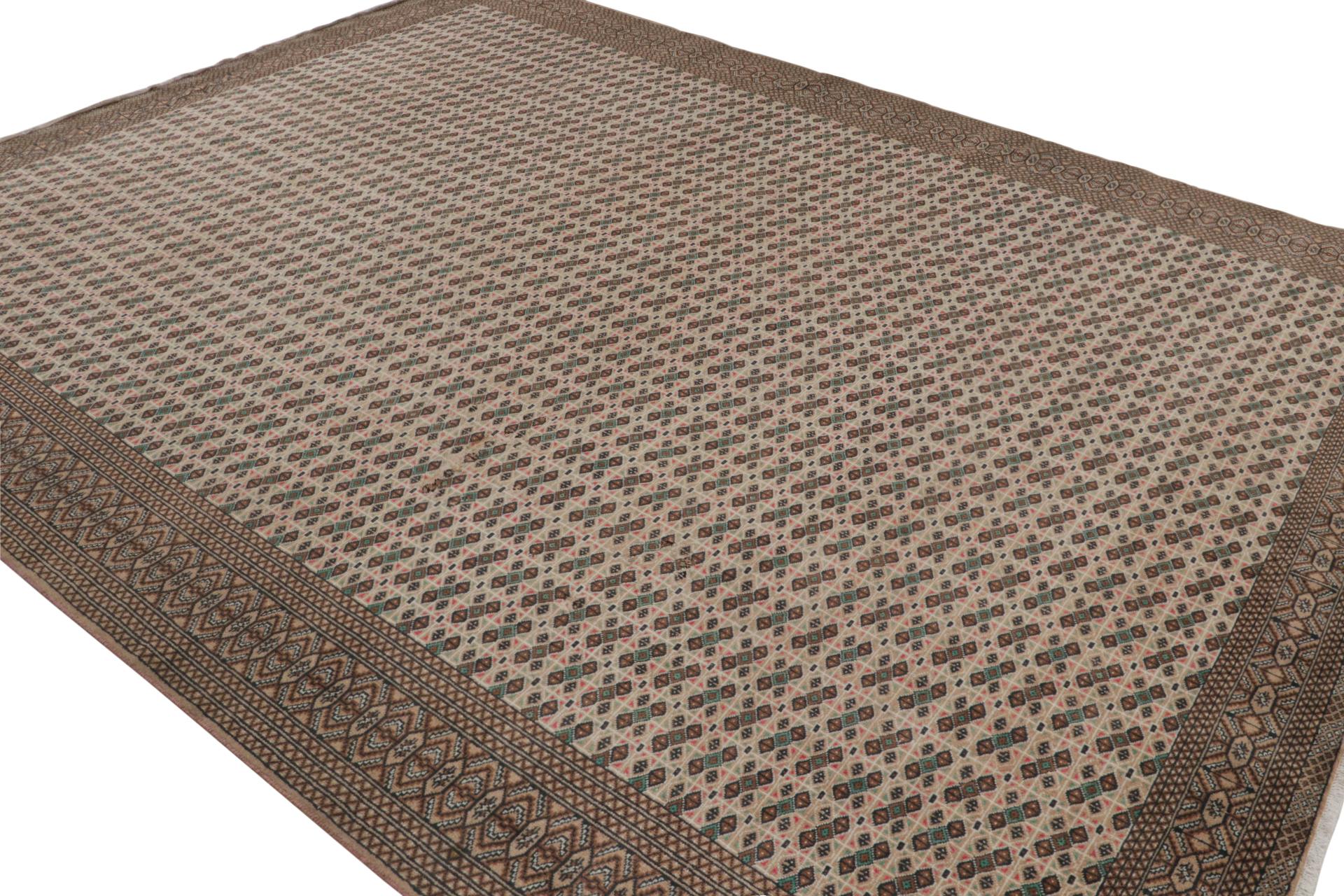 Aus unserer prestigeträchtigen Sammlung von Vintage-Teppichen, ein 10x12 Perserteppich aus der Zeit um 1970-1980.

Über das Design:

In dem Muster unterstreichen Beige-Braun und Grün geometrische Muster in einem bequemen Rapport aus Rauten und