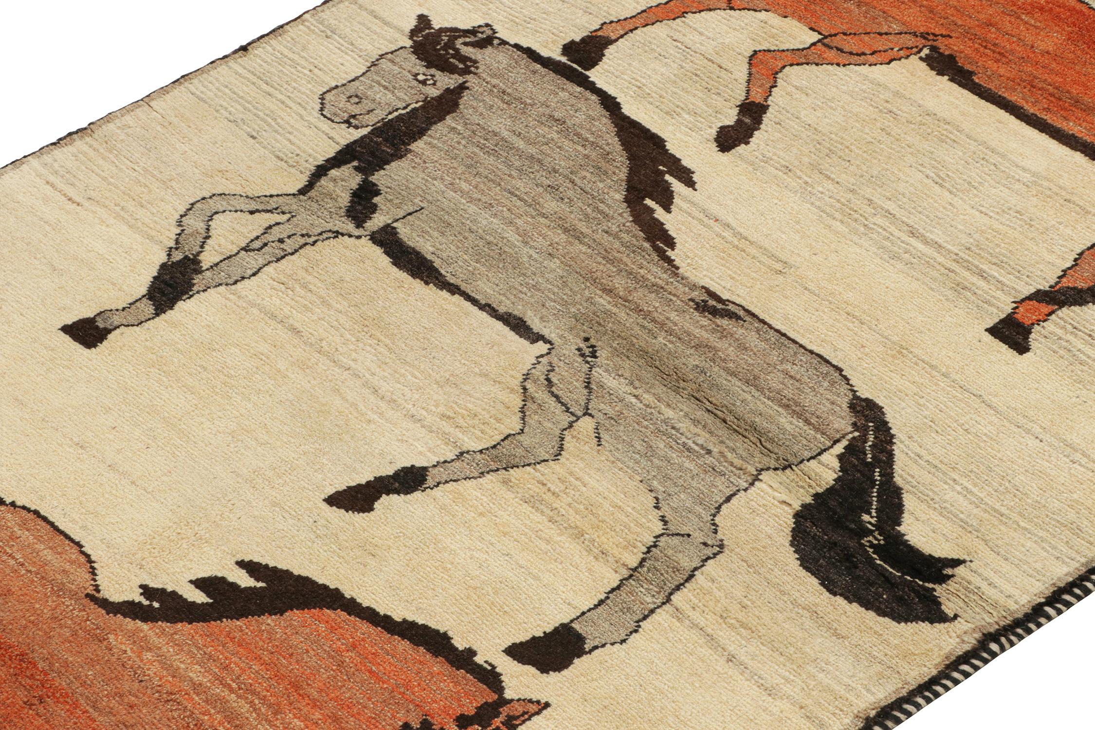 Perse Tapis persan vintage beige avec photos de chevaux par Rug & Kilim en vente