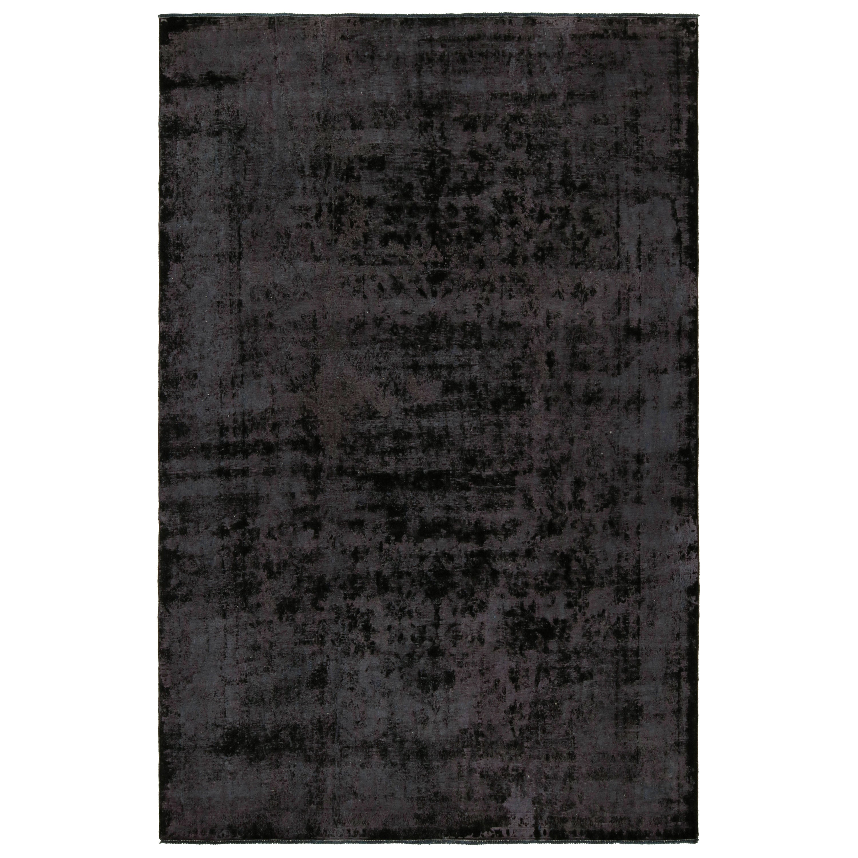 Tapis persan vintage dans les tons noirs et bleu glace, de Rug & Kilim