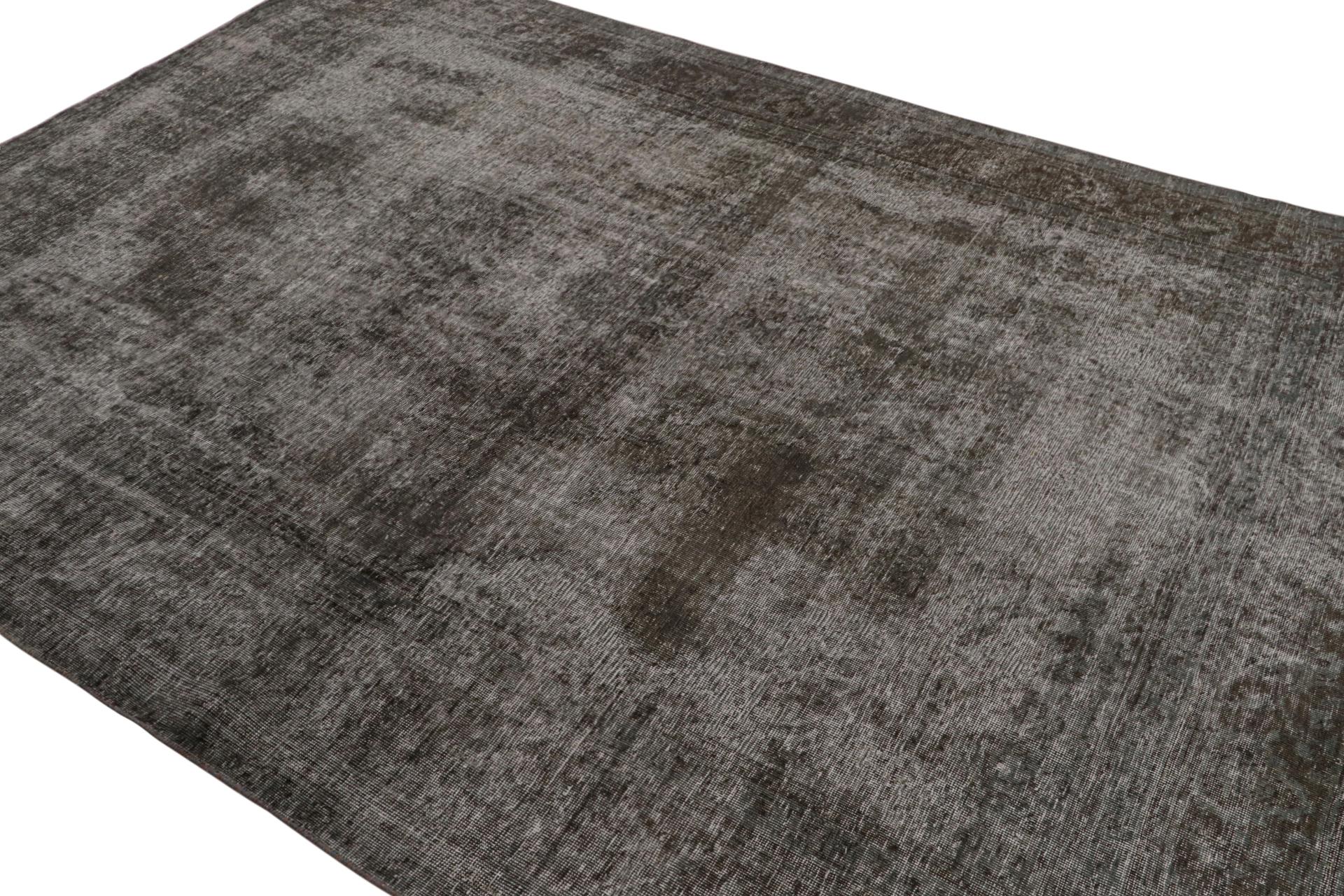 Issu d'une nouvelle et rare collection de tapis surteints, un tapis persan vintage de 8×11, noué à la main en laine vers 1970-1980.

Sur le Design :

Ce tapis vintage a été soumis à un lavage particulier pour lui donner cet aspect ancien et ce style