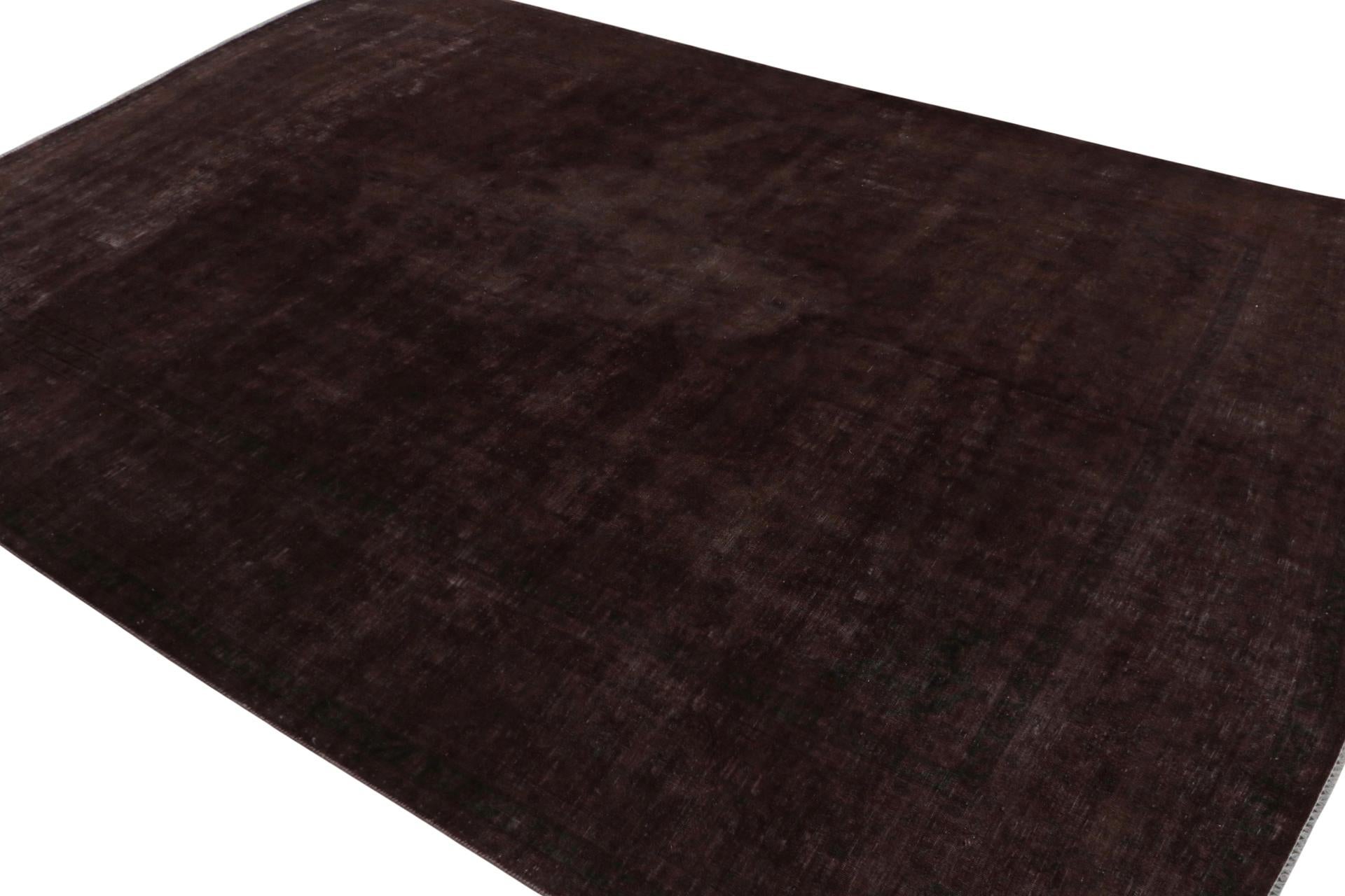 De notre nouvelle collection de tapis surteints, un tapis persan vintage 9x13 datant d'environ 1970-1980 ou peut-être plus tôt.

Sur le Design :

Ce tapis vintage a été soumis à un lavage particulier pour lui donner cet aspect ancien et ce style de