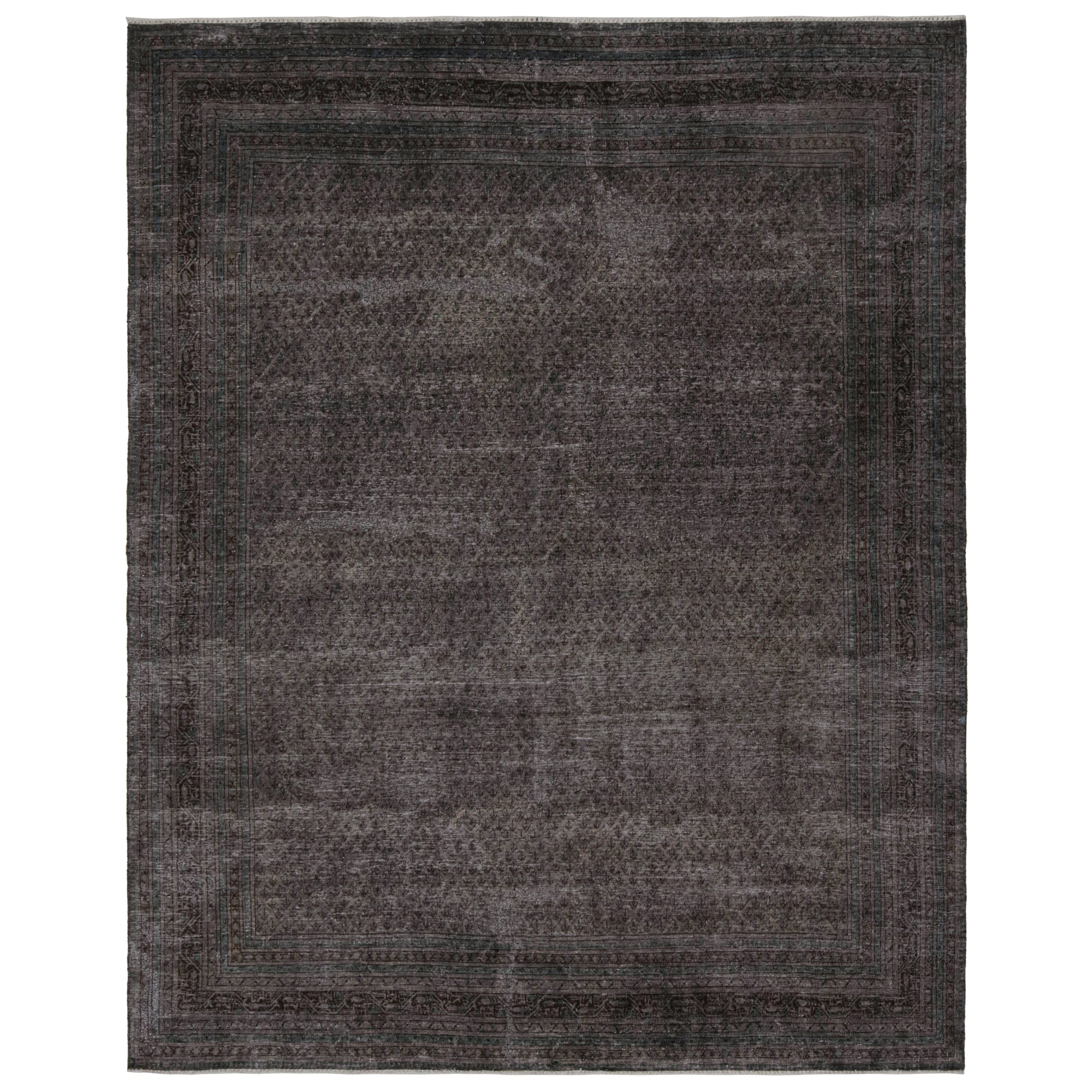 Tapis persan vintage gris avec motifs géométriques bleus, de Rug & Kilim