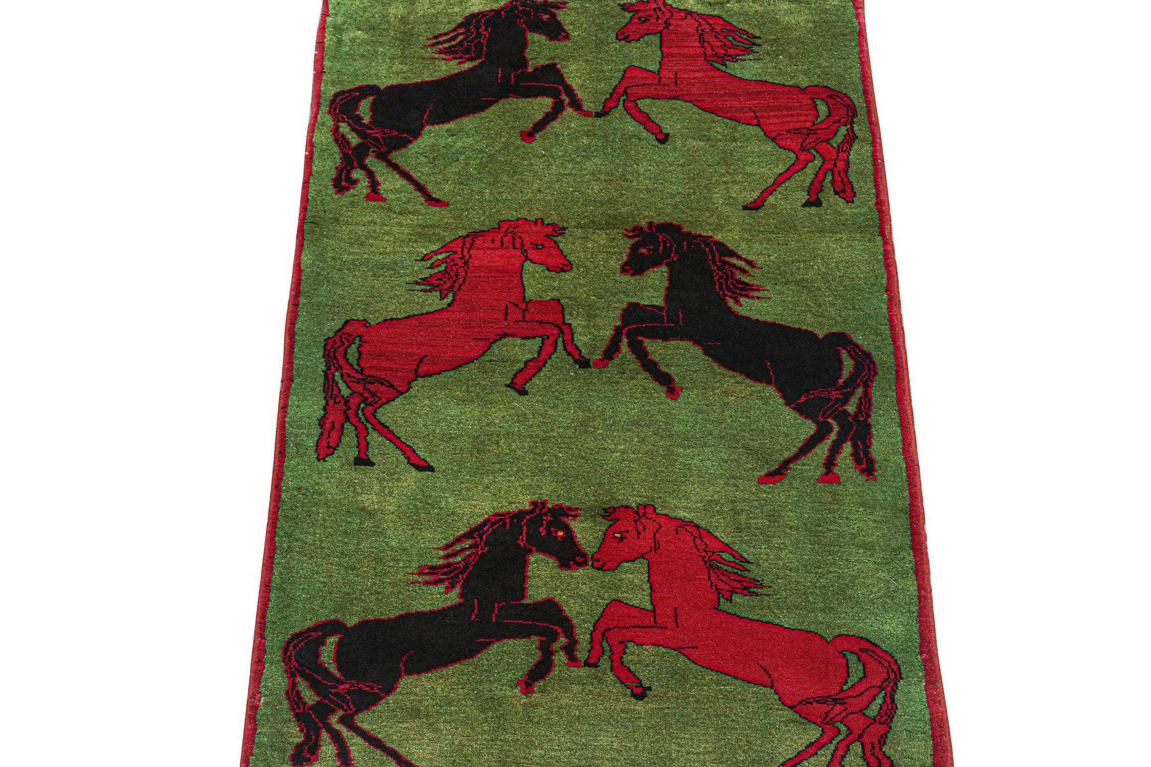 Dieser alte 3x5 Perserteppich ist ein seltenes Stammesstück, handgeknüpft aus Wolle um 1950-1960.

Über das Design: 

Das Design besteht aus einem grünen Feld mit sechs Bildmustern, die Pferde in schwarzen und roten Farbtönen darstellen. Kenner