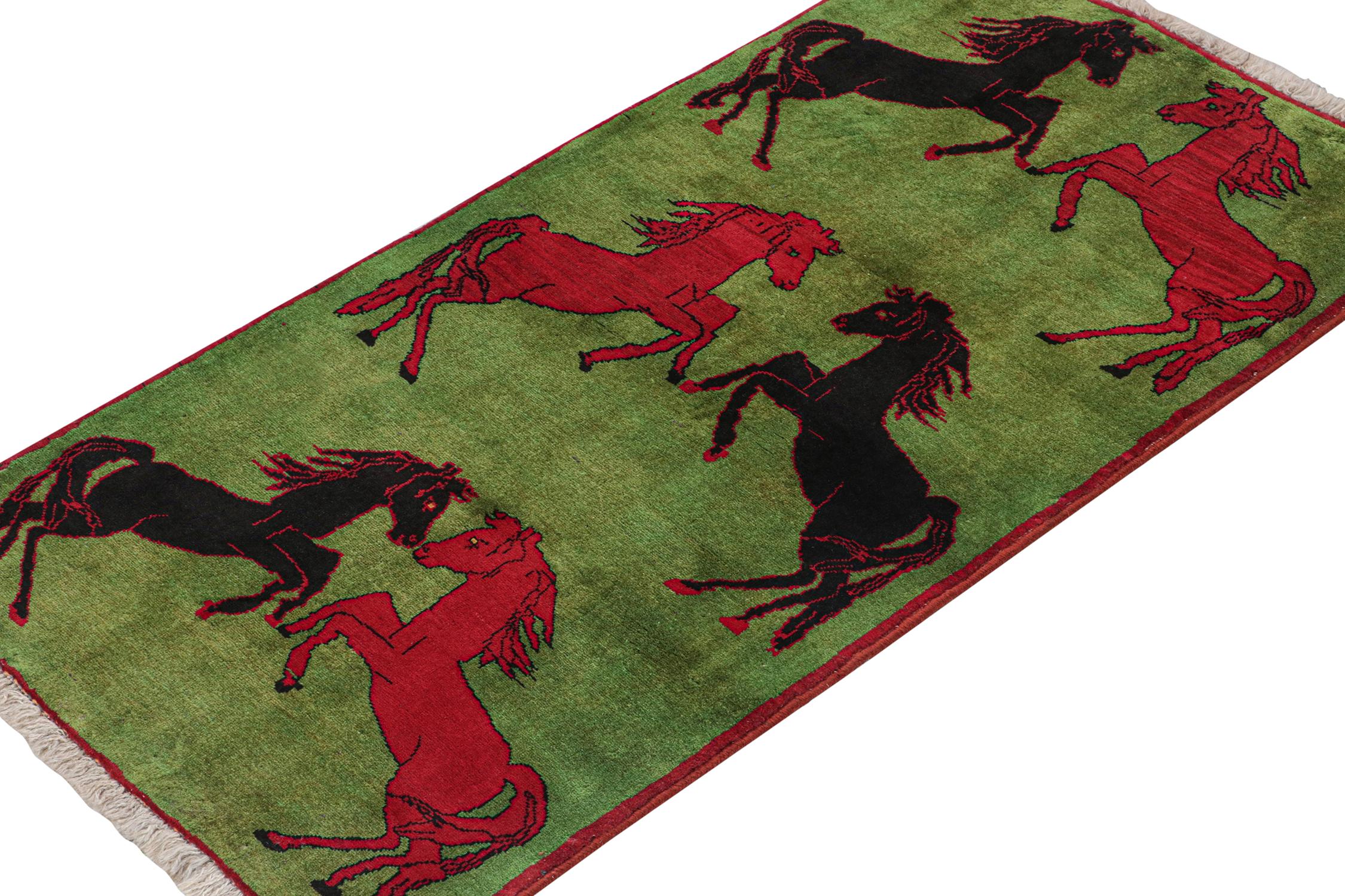 Persischer Vintage-Teppich in Grün mit schwarzen und roten Pferdebildern von Teppich & Kilim (Stammeskunst) im Angebot