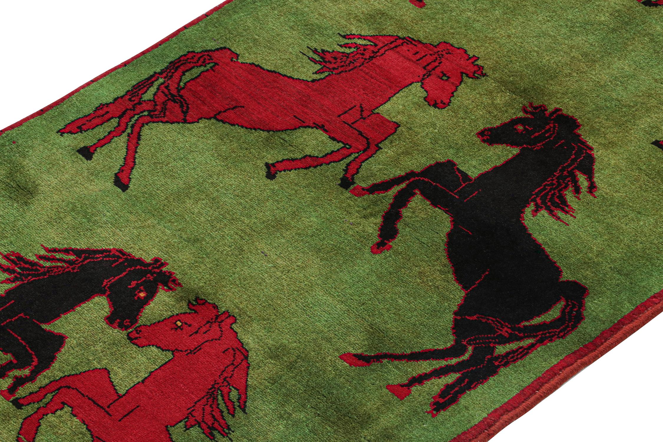 Persischer Vintage-Teppich in Grün mit schwarzen und roten Pferdebildern von Teppich & Kilim (Handgeknüpft) im Angebot