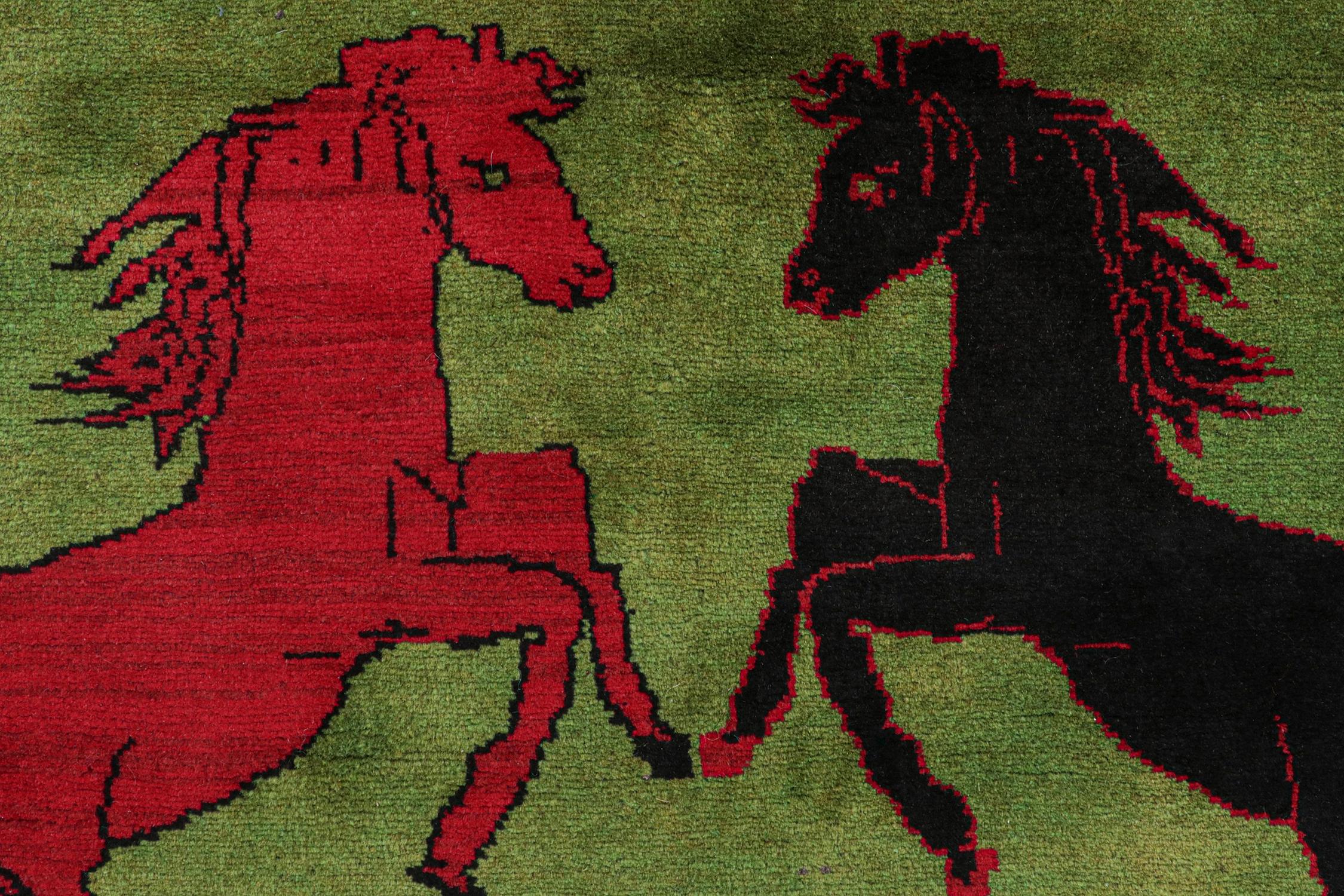 Persischer Vintage-Teppich in Grün mit schwarzen und roten Pferdebildern von Teppich & Kilim (Mitte des 20. Jahrhunderts) im Angebot