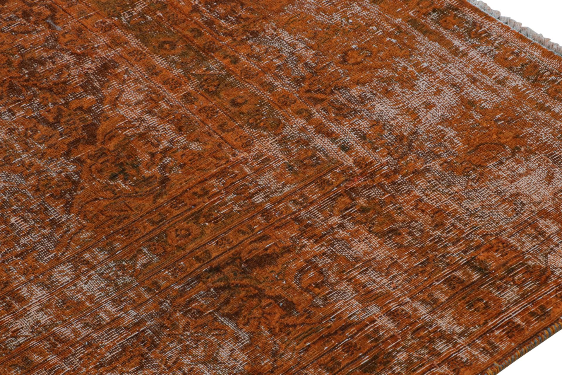 Vintage-Perserteppich in Rostorange und braunen Blumenmustern, von Rug & Kilim im Zustand „Gut“ im Angebot in Long Island City, NY