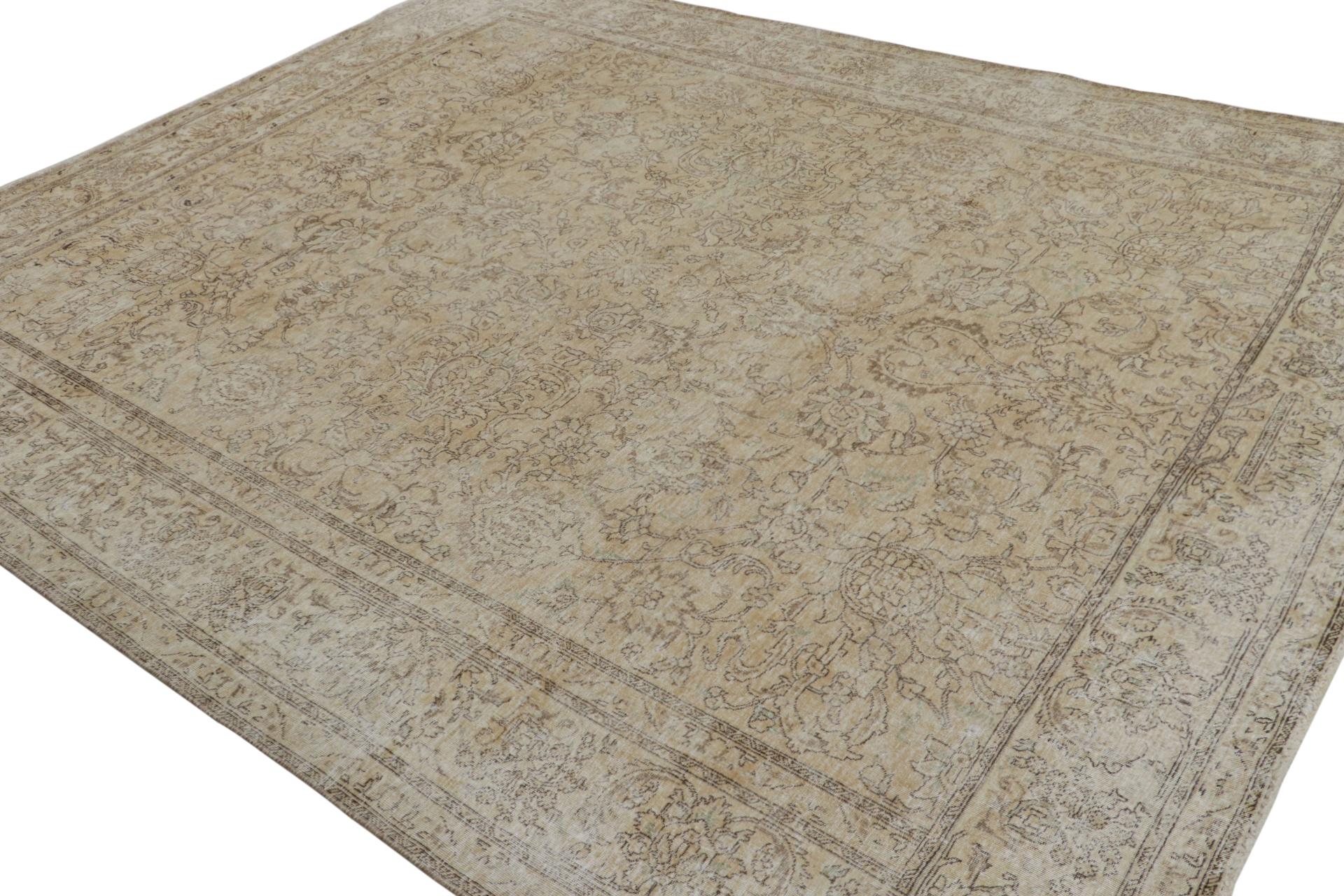 Noué à la main en laine, un tapis persan 9x11 datant de 1970-1980 - le dernier à rejoindre les sélections vintage de Rug & Kilim.

Sur le Design :

Le tapis est surteint et lavé à l'ancienne pour obtenir de superbes couleurs saturées. Malgré son