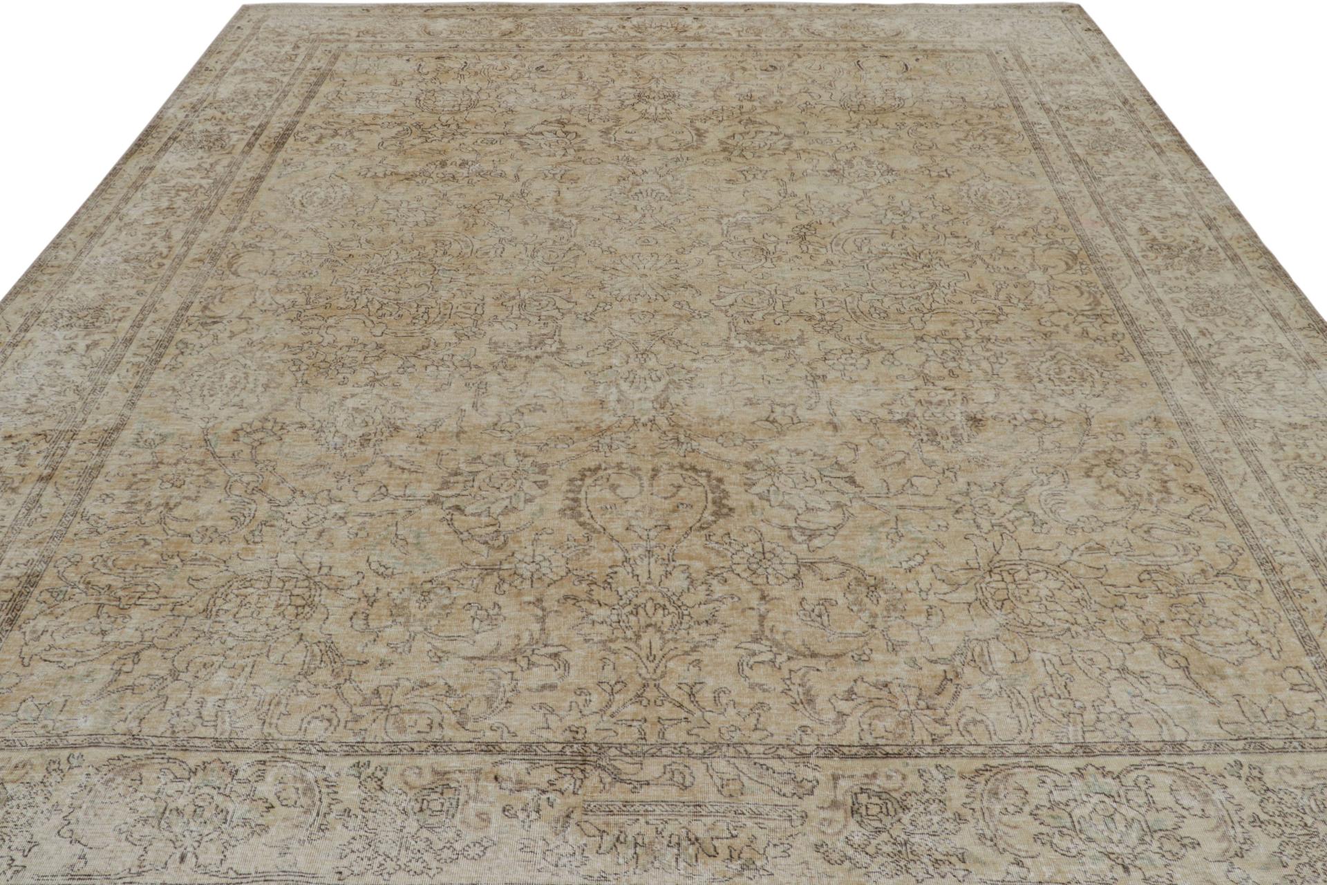Perse Tapis persan vintage à motifs transitionnels beige-brun par Rug & Kilim en vente