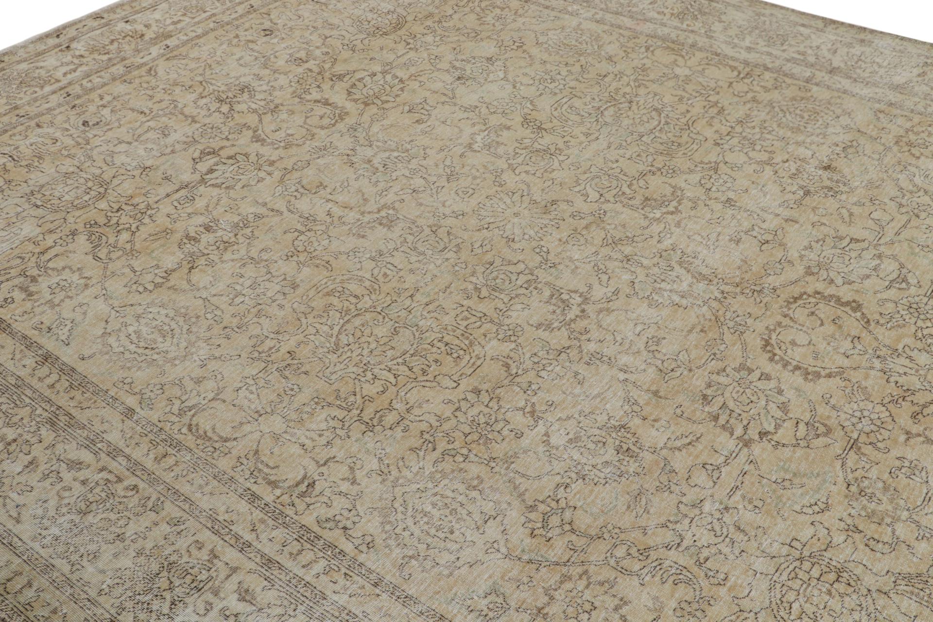 Noué à la main Tapis persan vintage à motifs transitionnels beige-brun par Rug & Kilim en vente