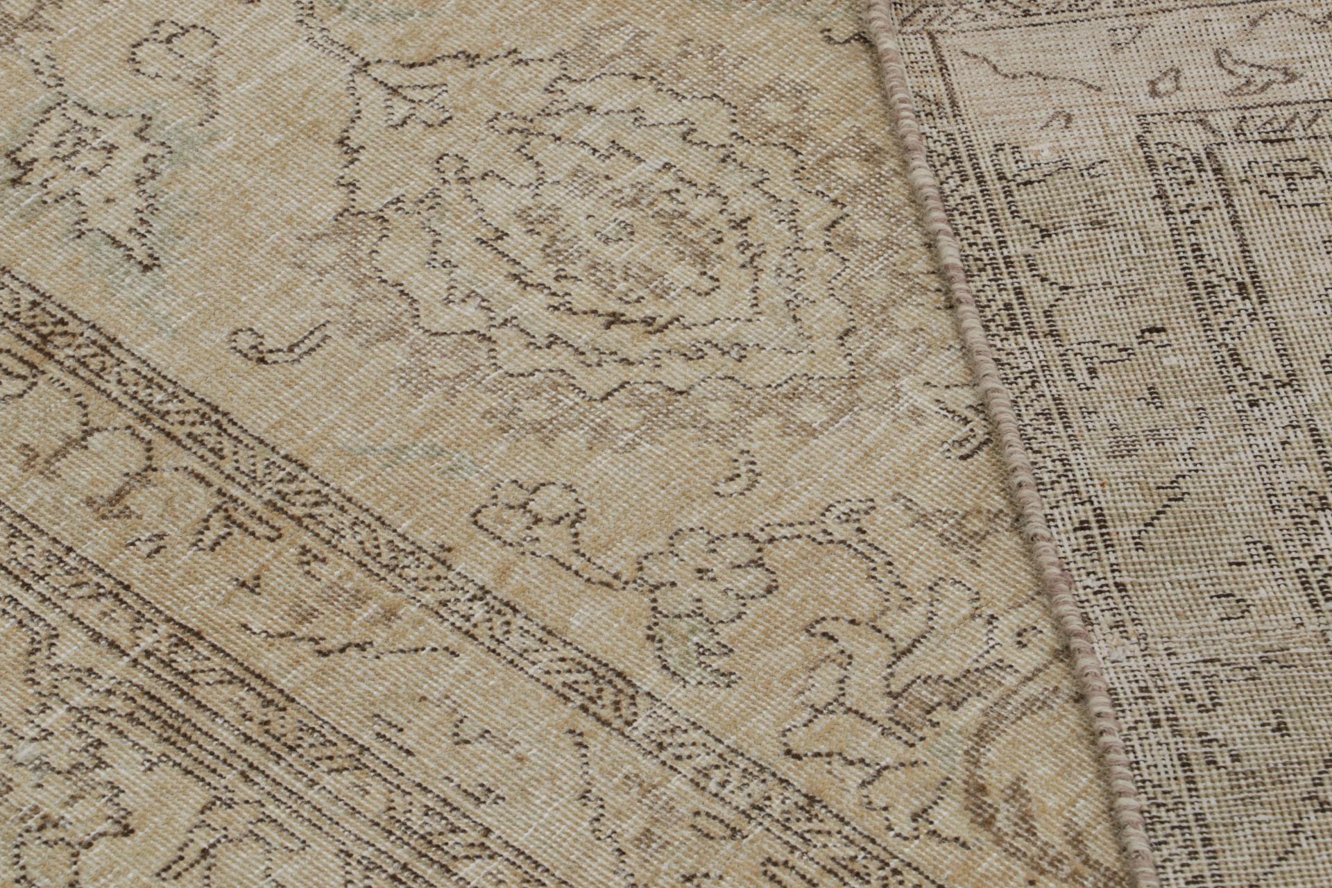 Laine Tapis persan vintage à motifs transitionnels beige-brun par Rug & Kilim en vente