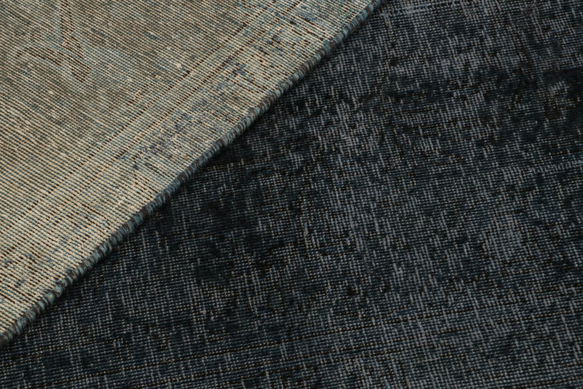 Cotone Tappeto persiano vintage con motivi transitori blu e neri di Rug & Kilim in vendita