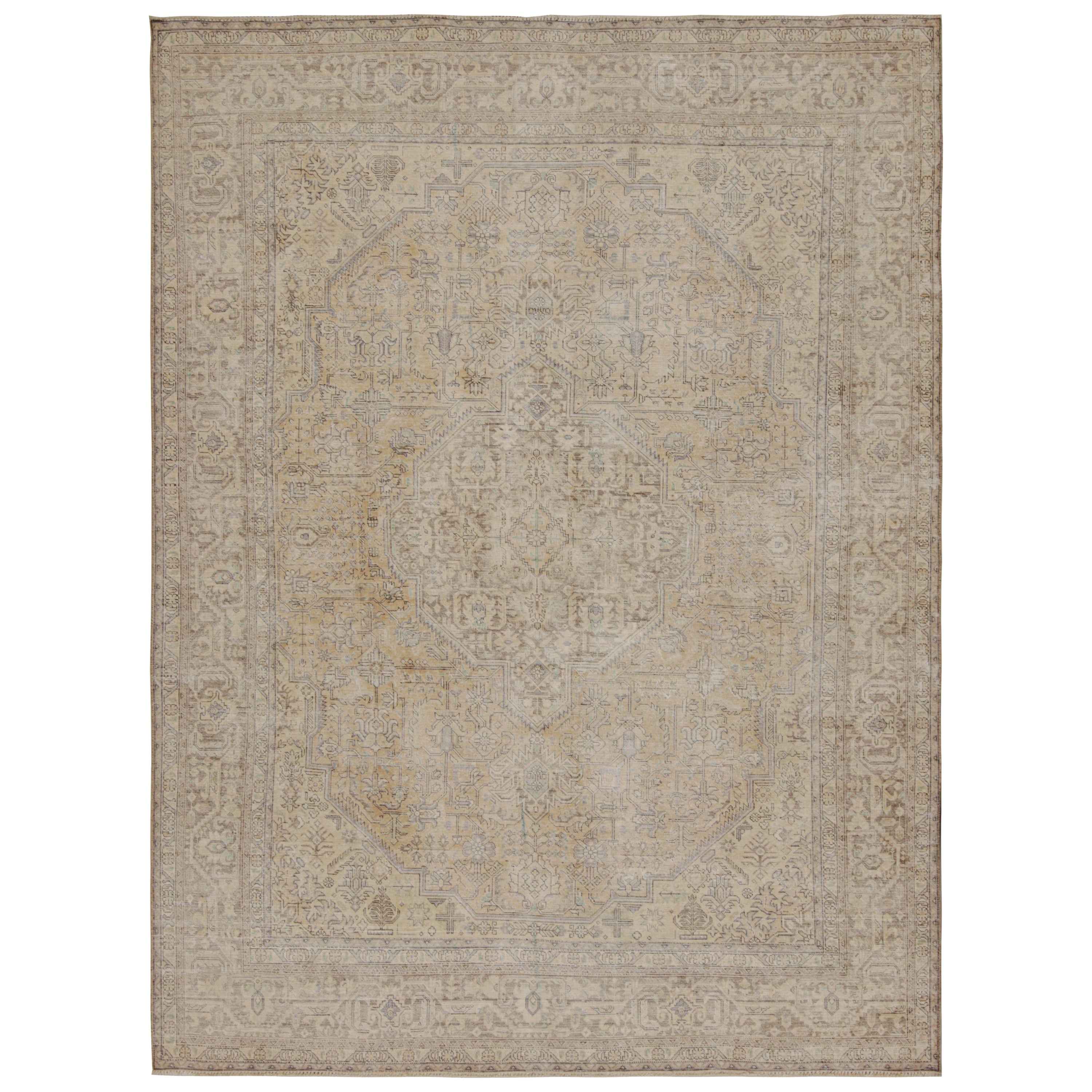 Vintage-Perserteppich mit Brown-Gold-Übergangsmustern von Rug & Kilim im Angebot