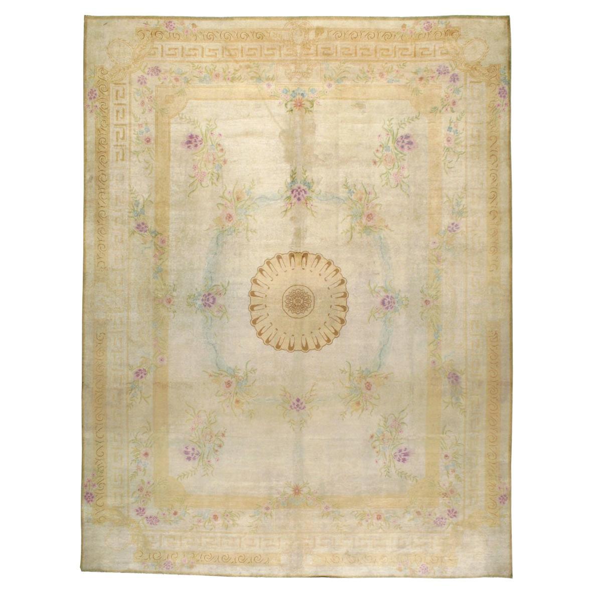 Tapis persan vintage au design européen en vente