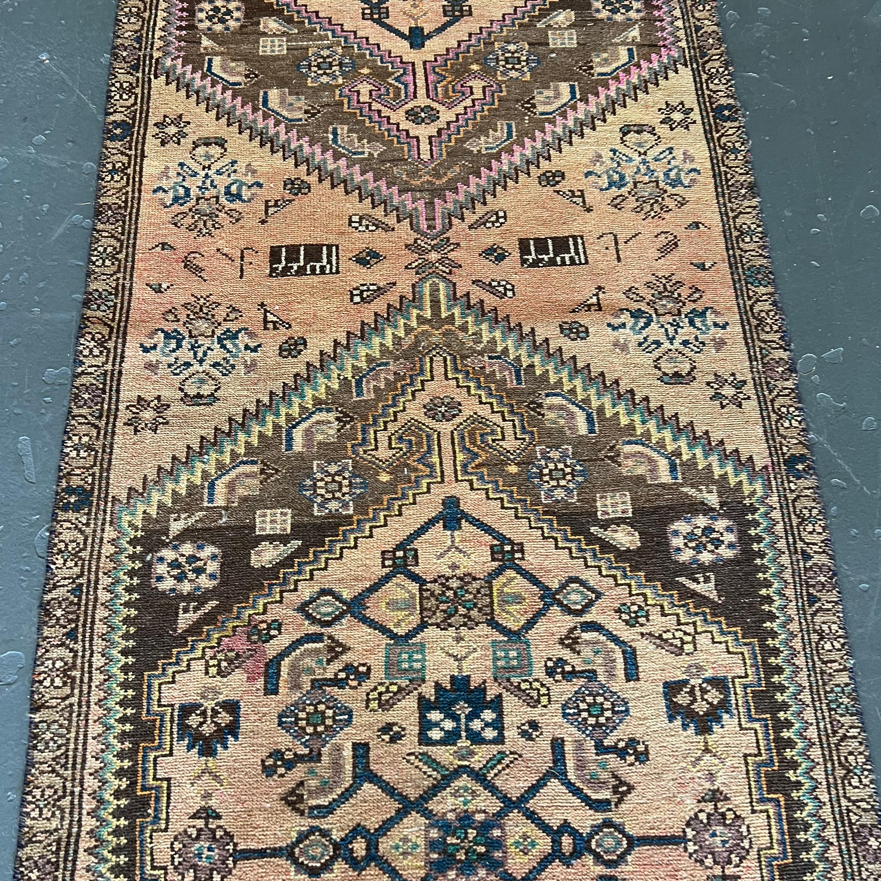 Mid-Century Modern Tapis de couloir persan vintage, beige, brun, violet, bleu, teintes en vente