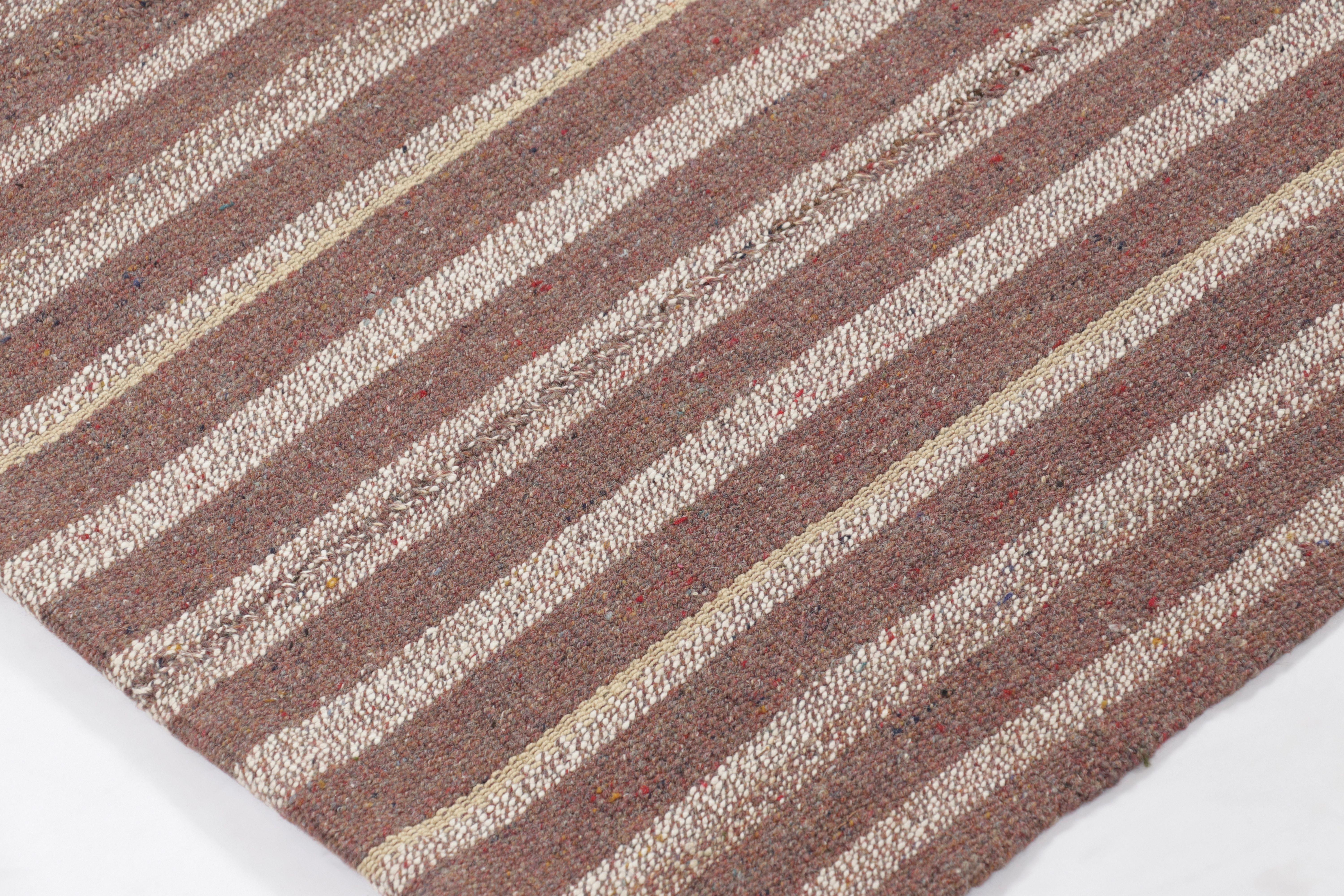 Realizzato con lana tessuta a mano intorno al 1950-1960, questo kilim vintage 5x10 è un'opera particolarmente luminosa e ricercata di una nuova ed entusiasmante selezione della collezione di kilim e trame piatte classiche di Rug & Kilim.

Sul