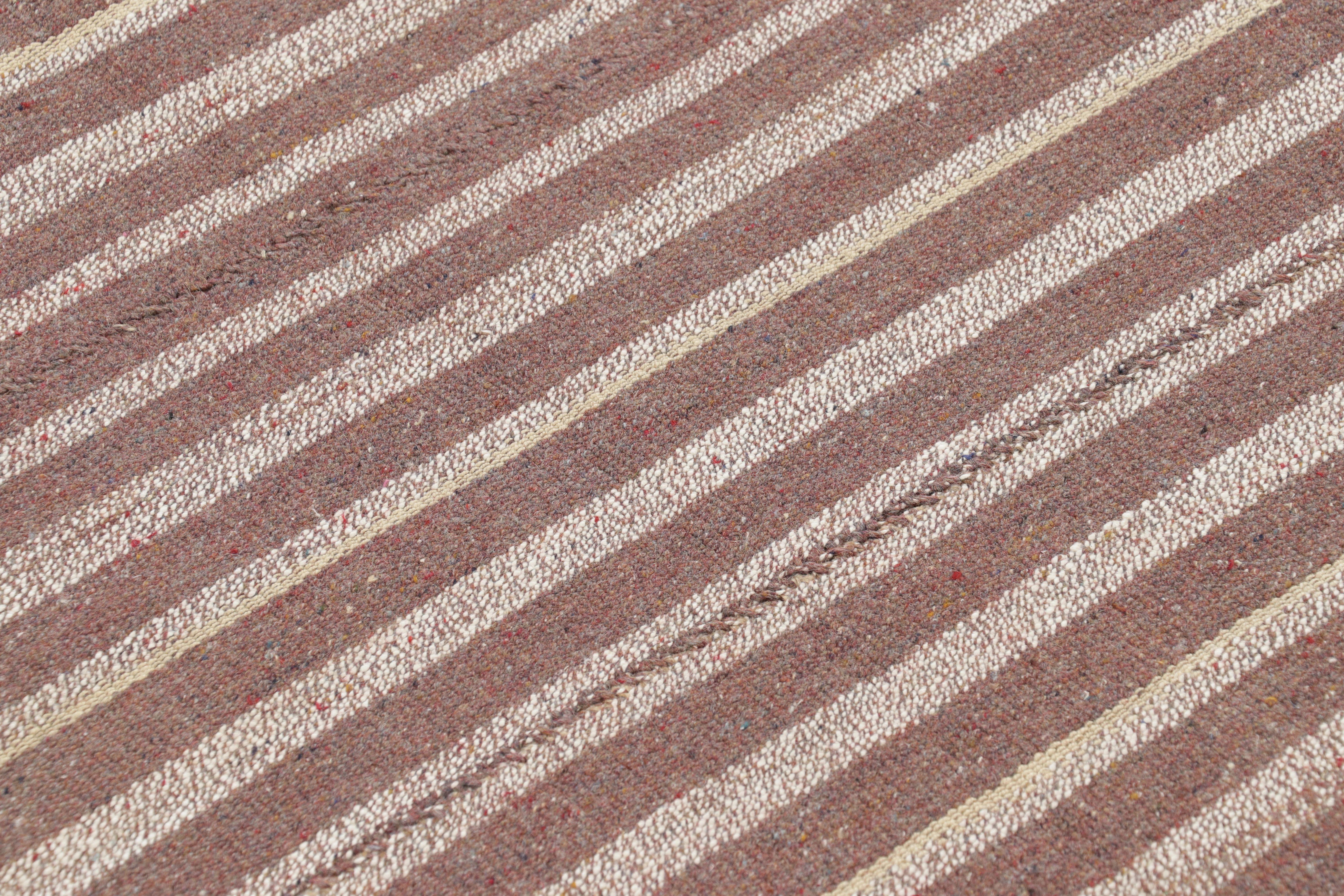 Tessuto a mano Runner Kilim persiano vintage a strisce beige e rosa - Rug & Kilim in vendita