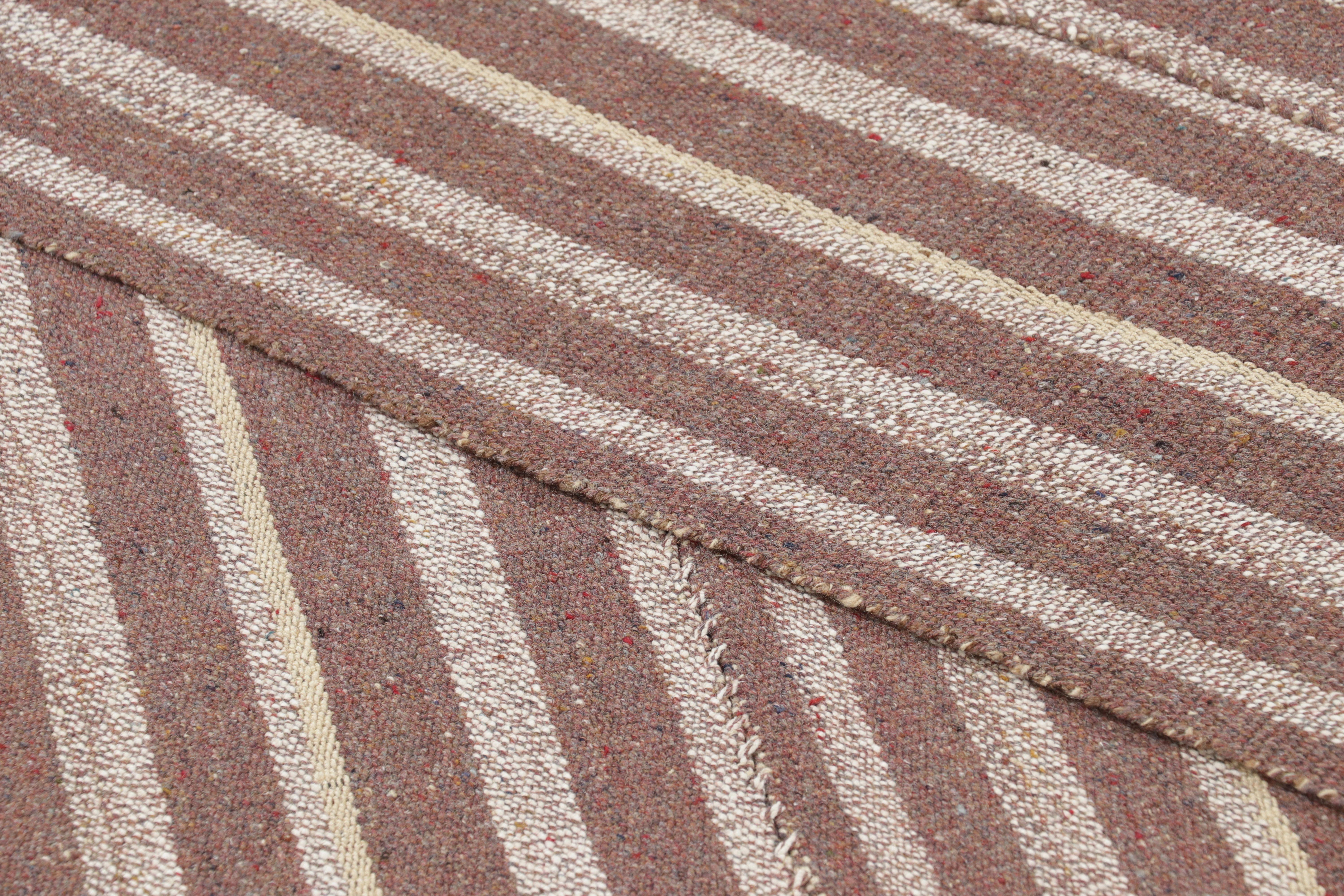 Metà XX secolo Runner Kilim persiano vintage a strisce beige e rosa - Rug & Kilim in vendita