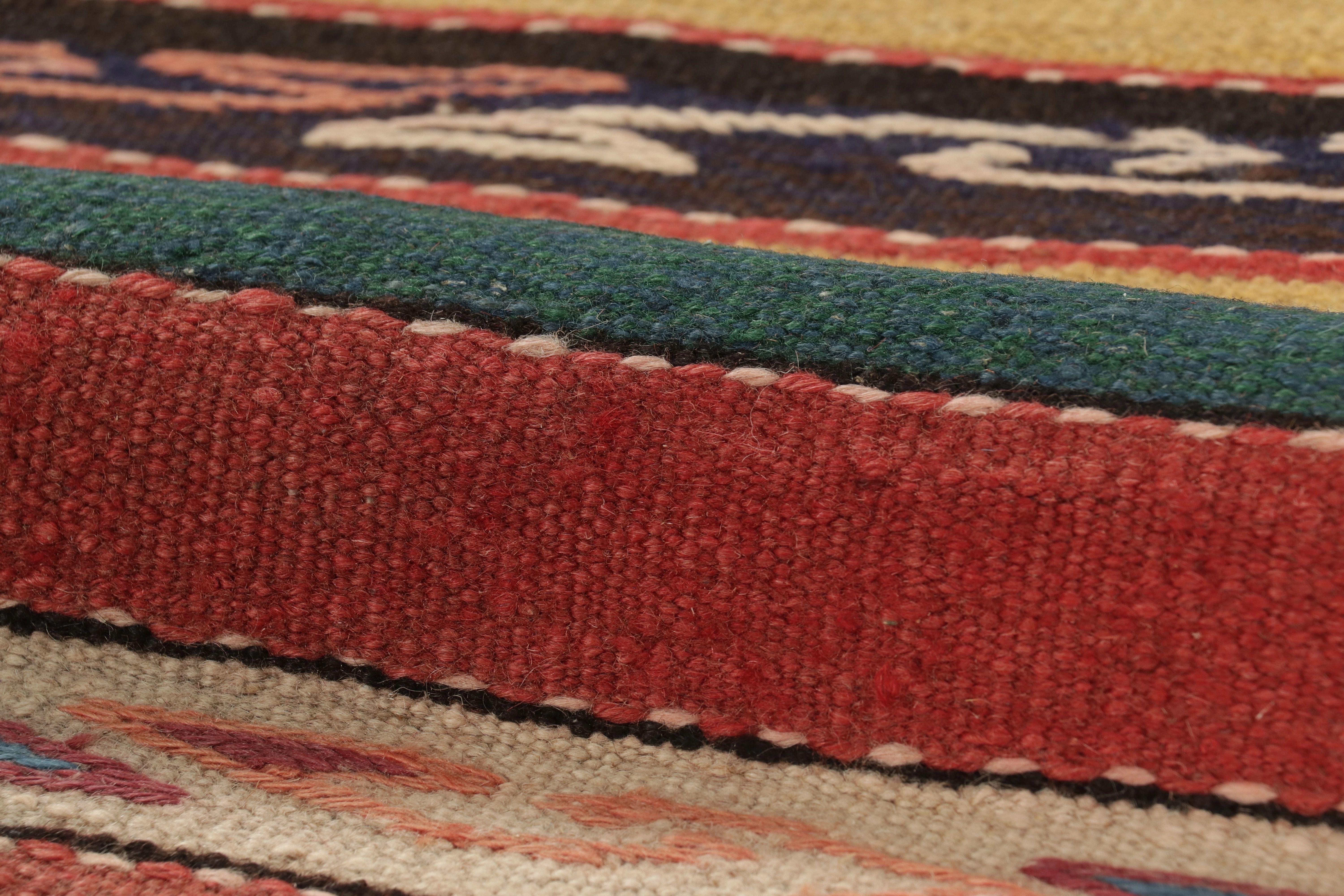 Réalisé en laine tissée à la main vers 1950-1960, ce Kilim vintage de 5x11 est une œuvre particulièrement lumineuse et recherchée d'une nouvelle curation passionnante de la collection de kilims et tissages plats classiques de Rug & Kilim.

Sur le