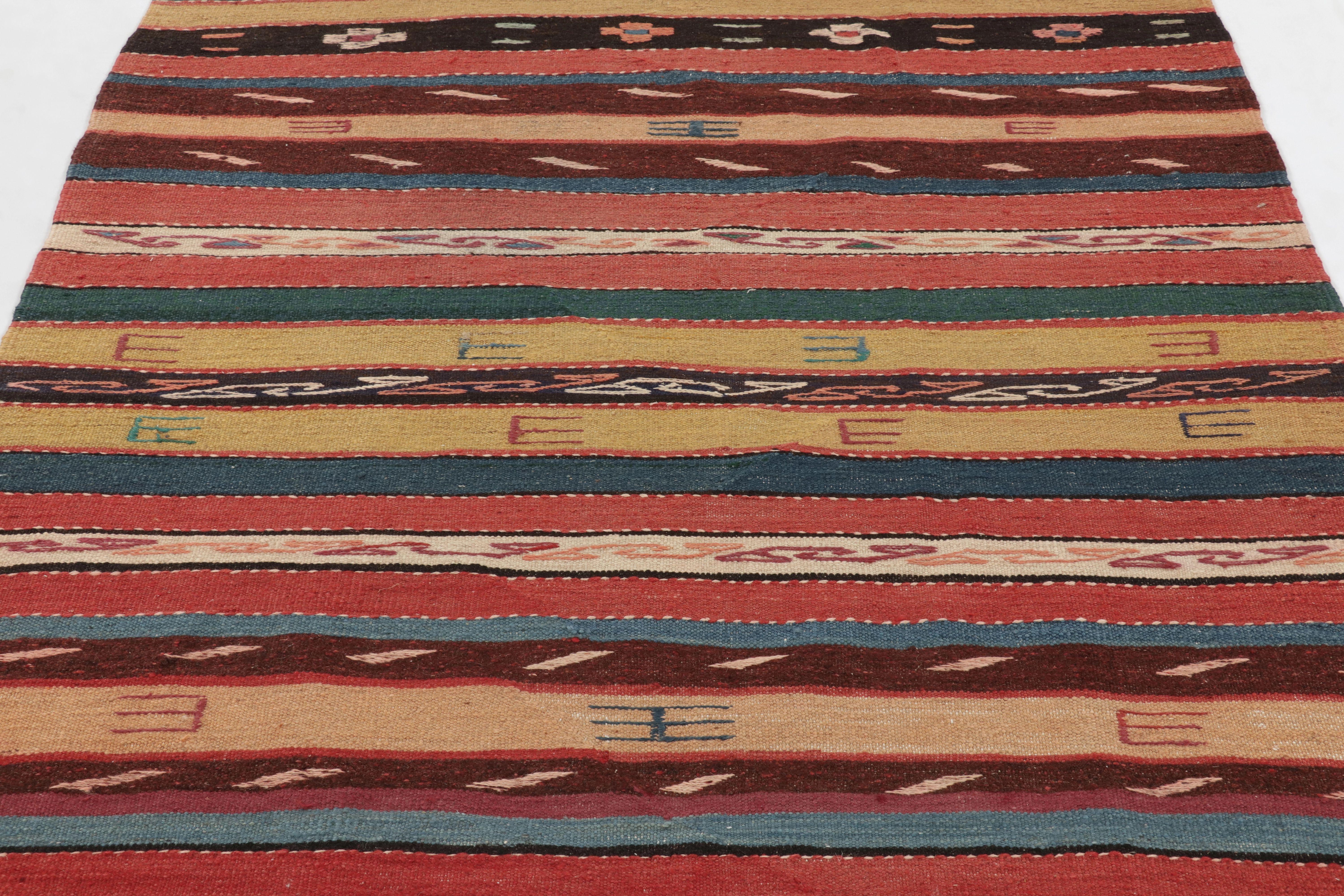 Perse Tapis de course persan vintage Kilim en rose avec rayures et motifs vibrants - Rug & Kilim en vente