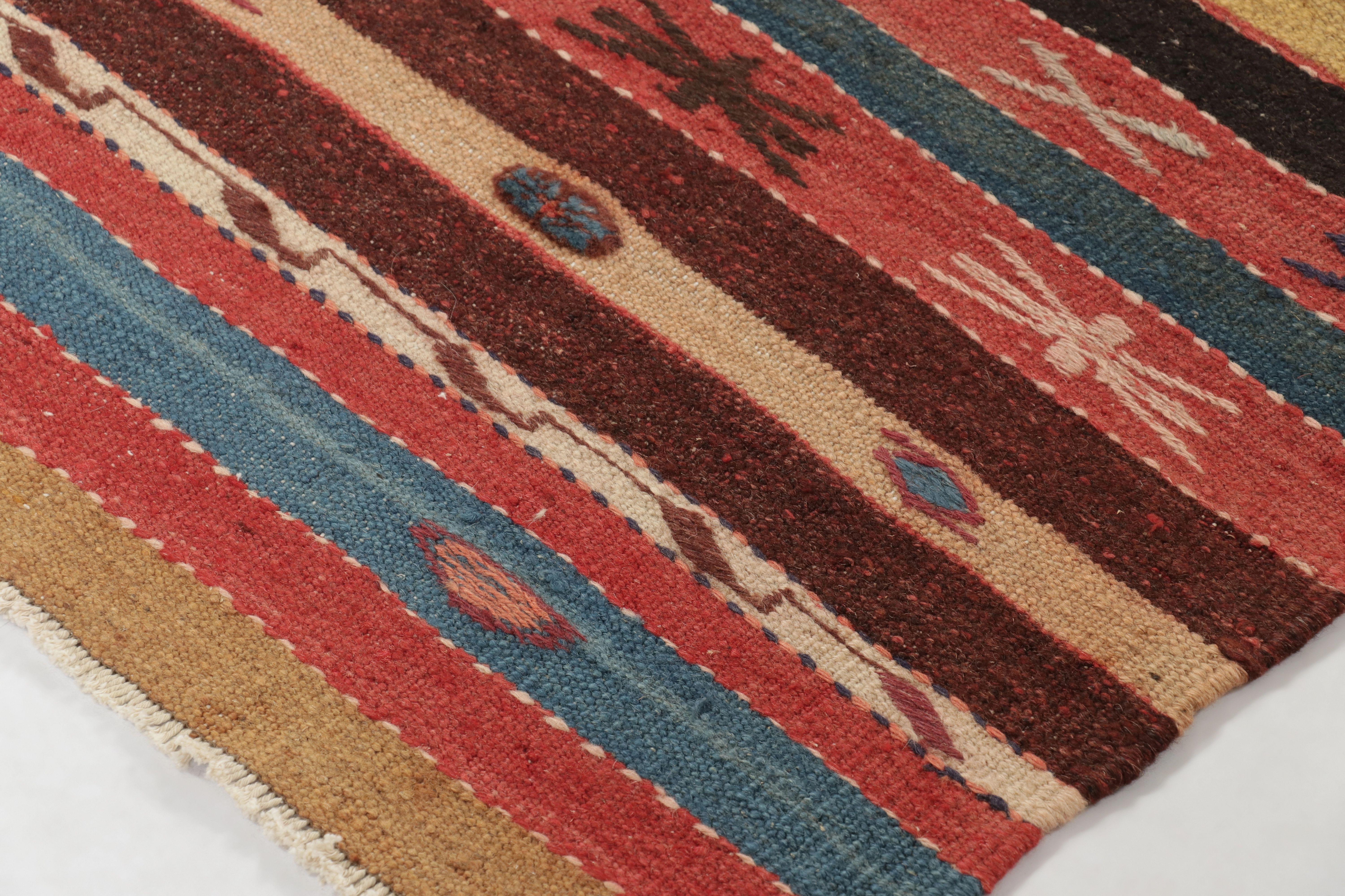 Tissé à la main Tapis de course persan vintage Kilim en rose avec rayures et motifs vibrants - Rug & Kilim en vente