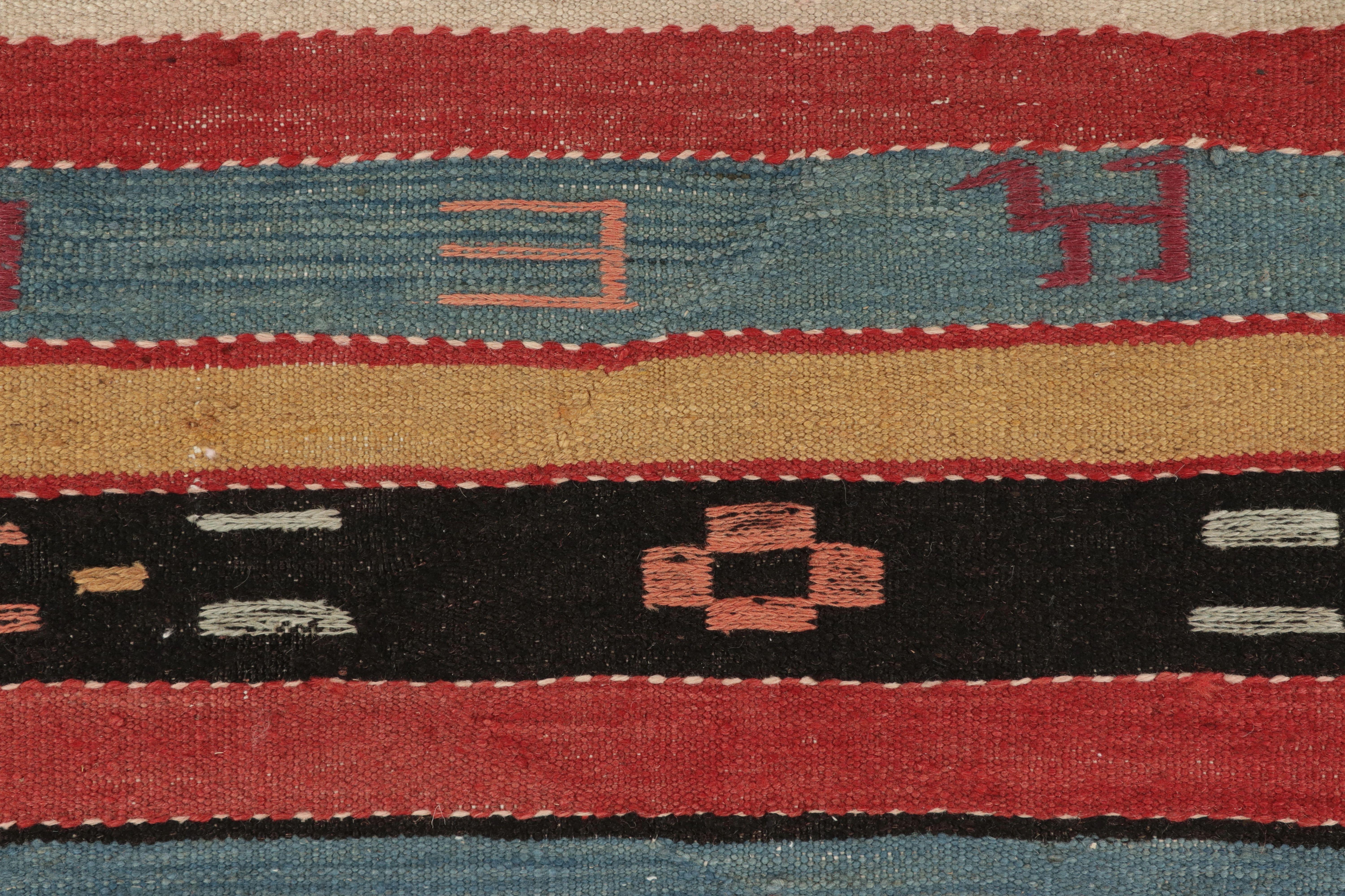 Tapis de course persan vintage Kilim en rose avec rayures et motifs vibrants - Rug & Kilim Bon état - En vente à Long Island City, NY