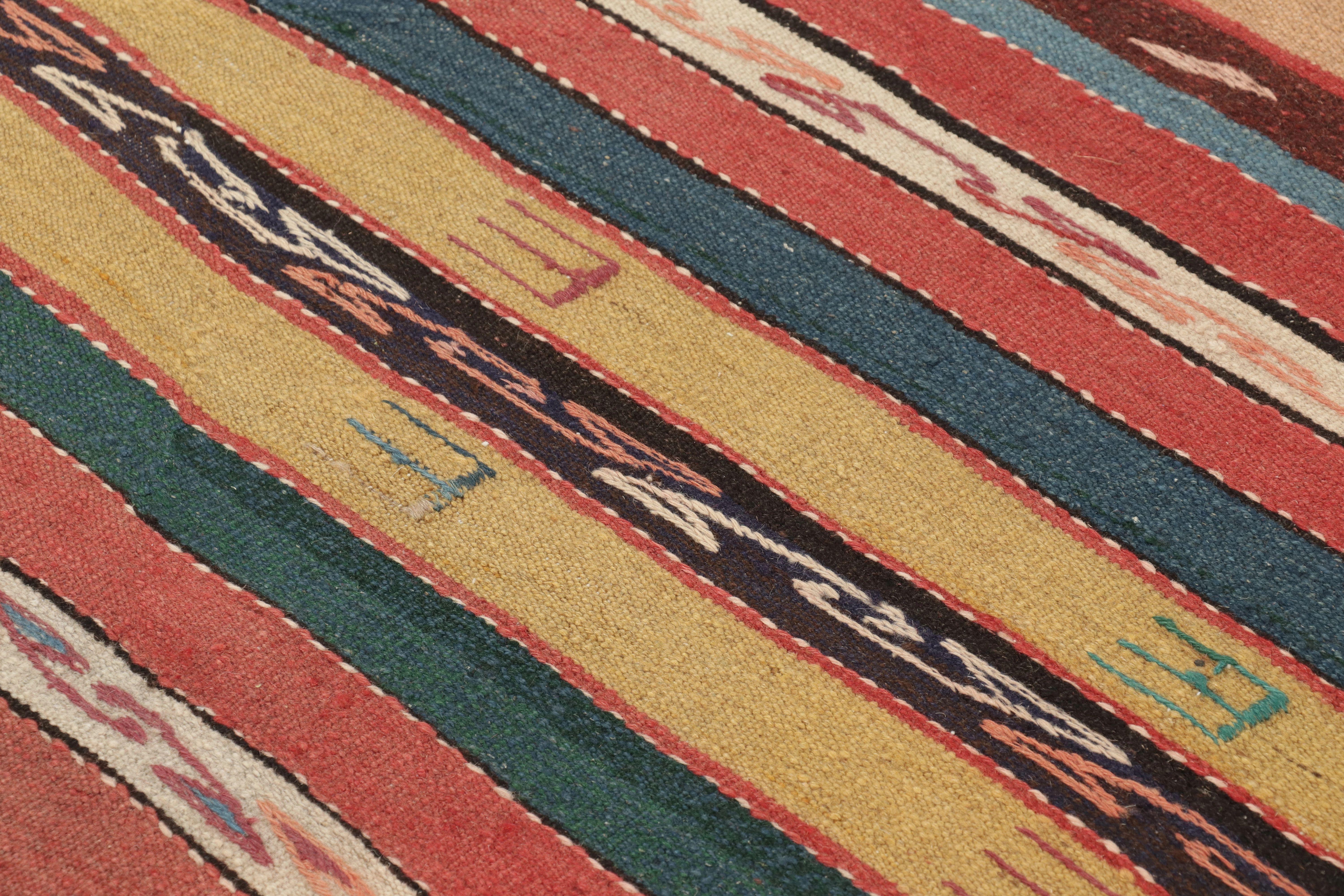 Milieu du XXe siècle Tapis de course persan vintage Kilim en rose avec rayures et motifs vibrants - Rug & Kilim en vente