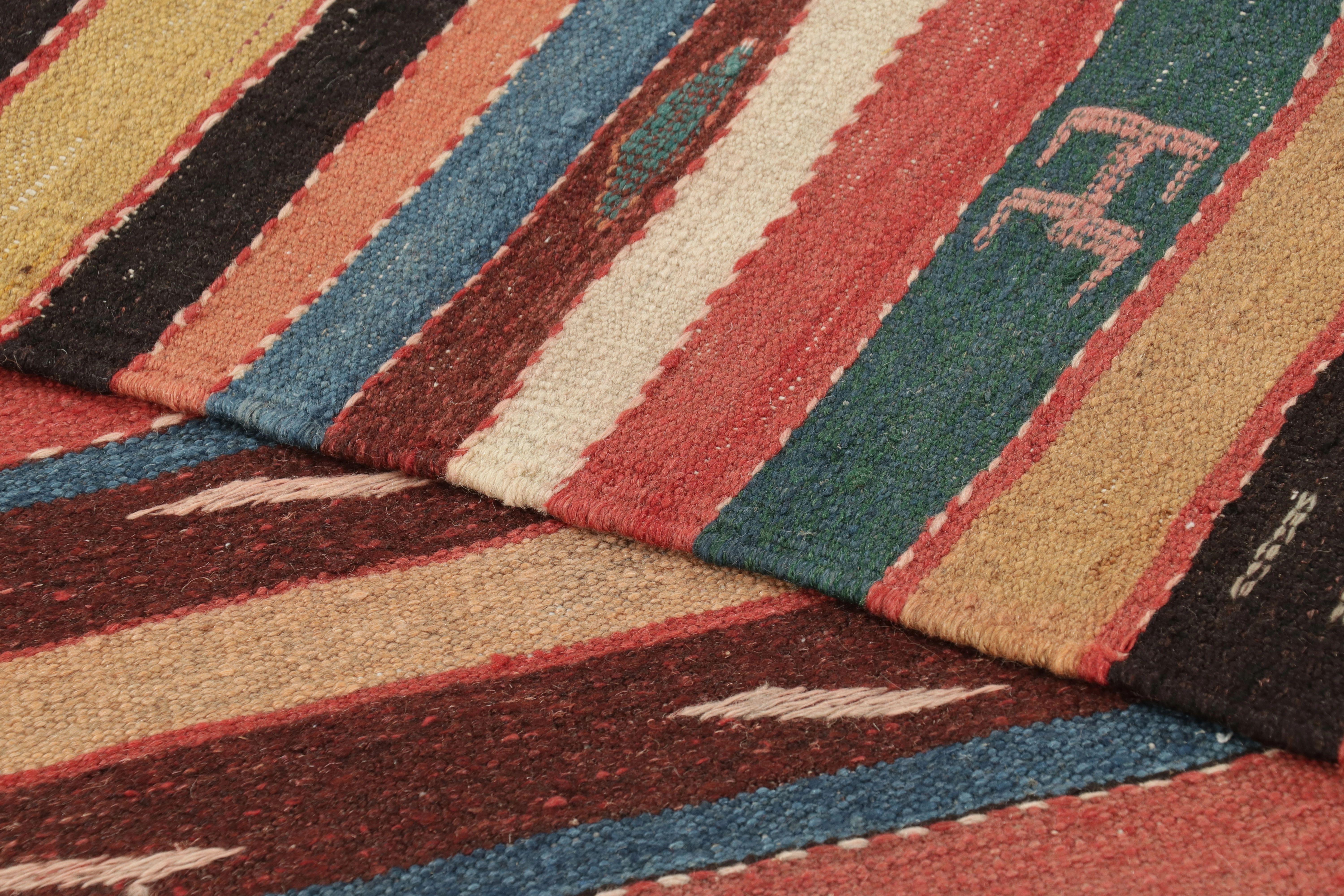 Laine Tapis de course persan vintage Kilim en rose avec rayures et motifs vibrants - Rug & Kilim en vente