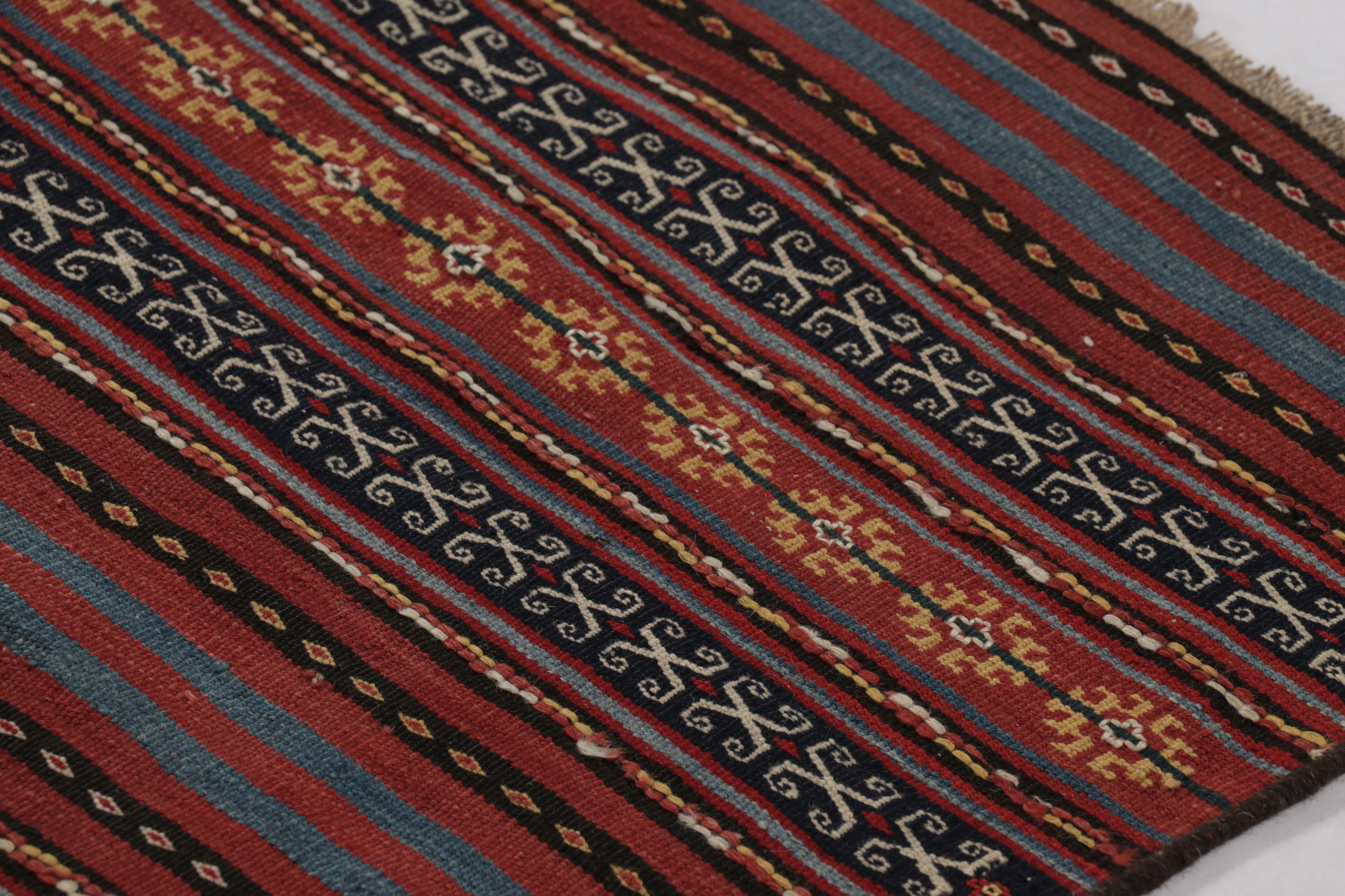 Dieser auffällige 3x12-Läufer-Kilim aus handgewebter Wolle (ca. 1950-1960) ist ein besonders kühnes und begehrtes Stück aus der Kollektion klassischer Kilims und Flachgewebe von Rug & Kilim.

Über das Design:

Dieser alte persische Kelim aus der