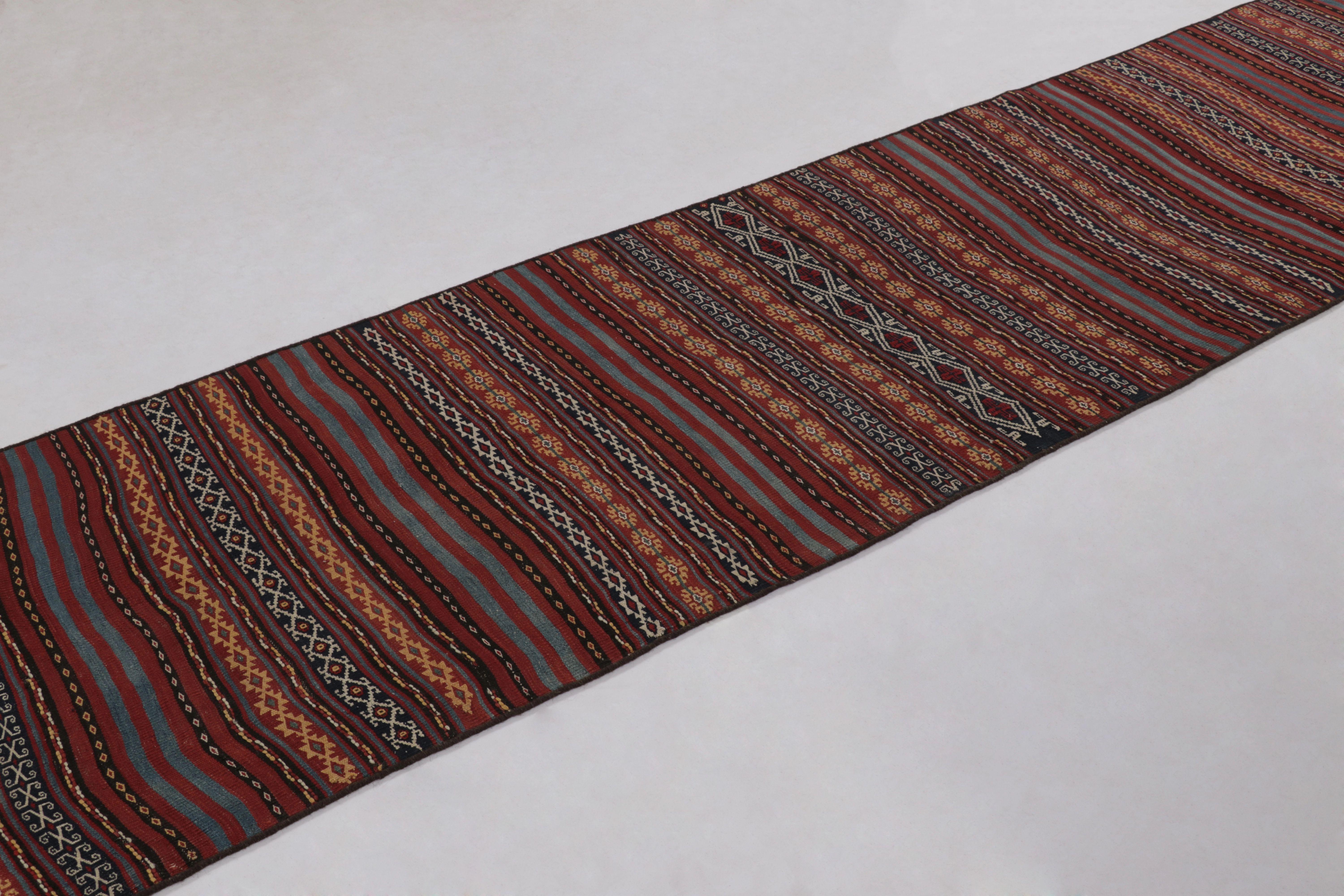 Vintage Persian Runner Kilim, Stammes-Teppich mit komplizierten gemusterten Bändern (Kelim) im Angebot