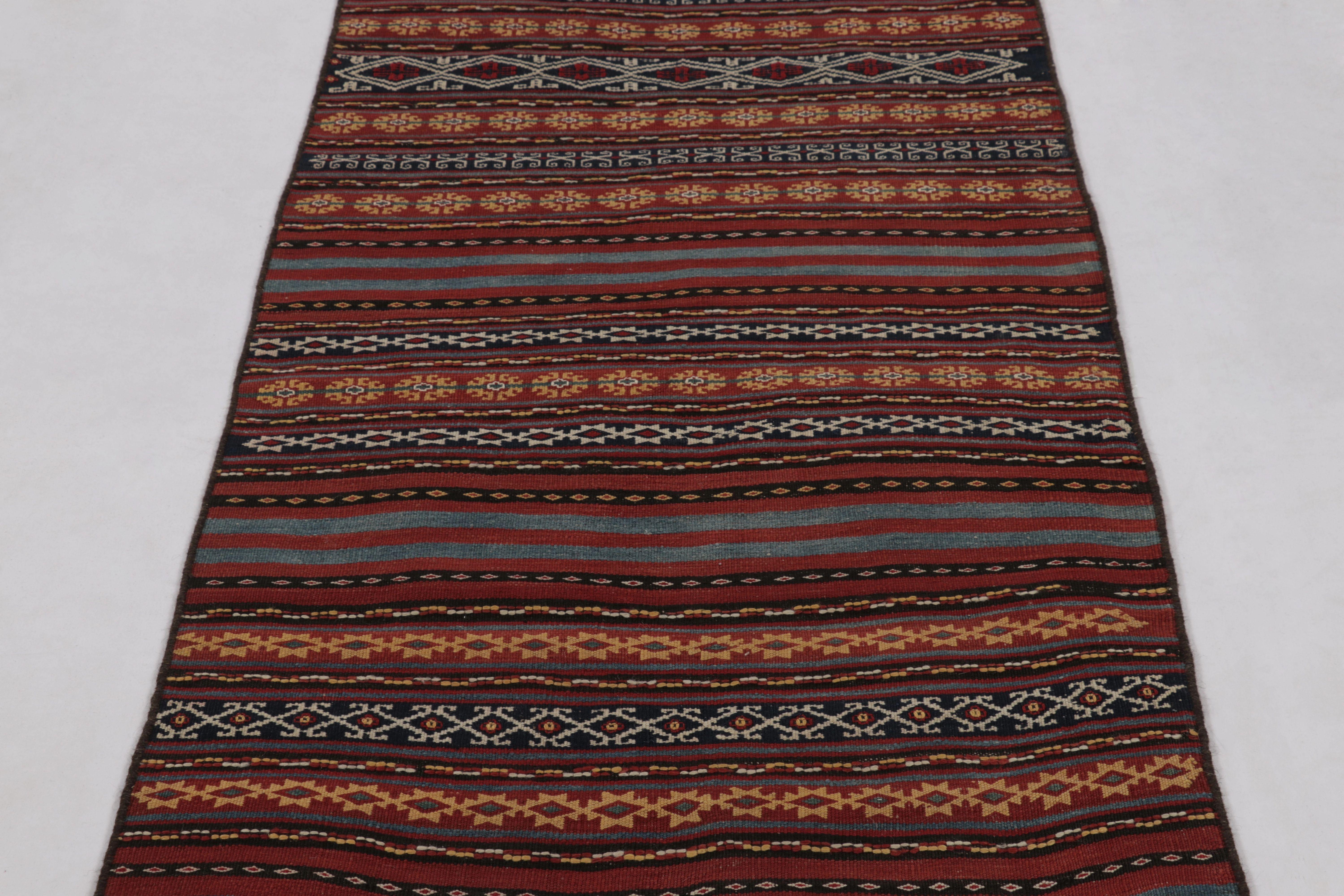 Vintage Persian Runner Kilim, Stammes-Teppich mit komplizierten gemusterten Bändern (Persisch) im Angebot