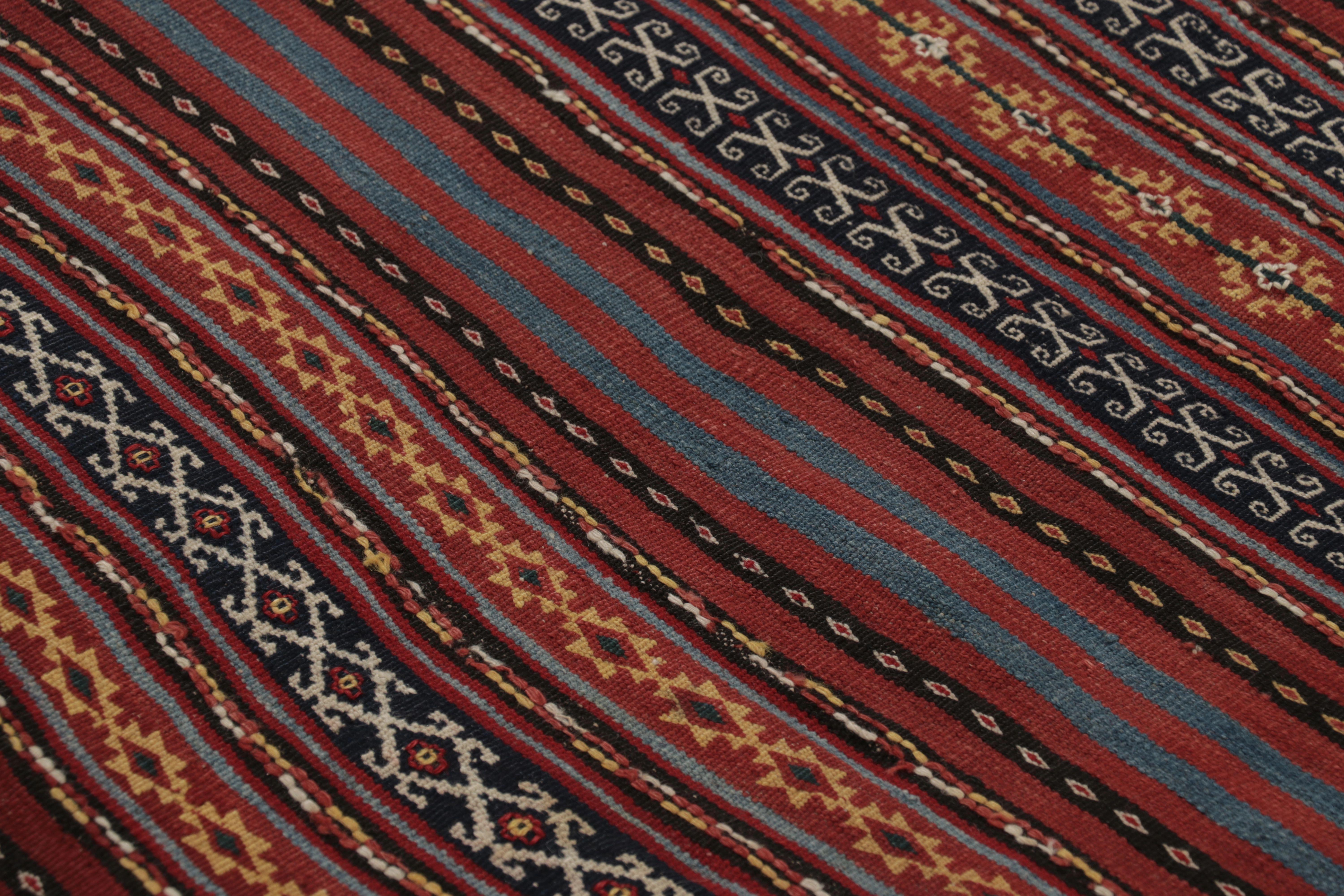Vintage Persian Runner Kilim, Stammes-Teppich mit komplizierten gemusterten Bändern (Handgewebt) im Angebot