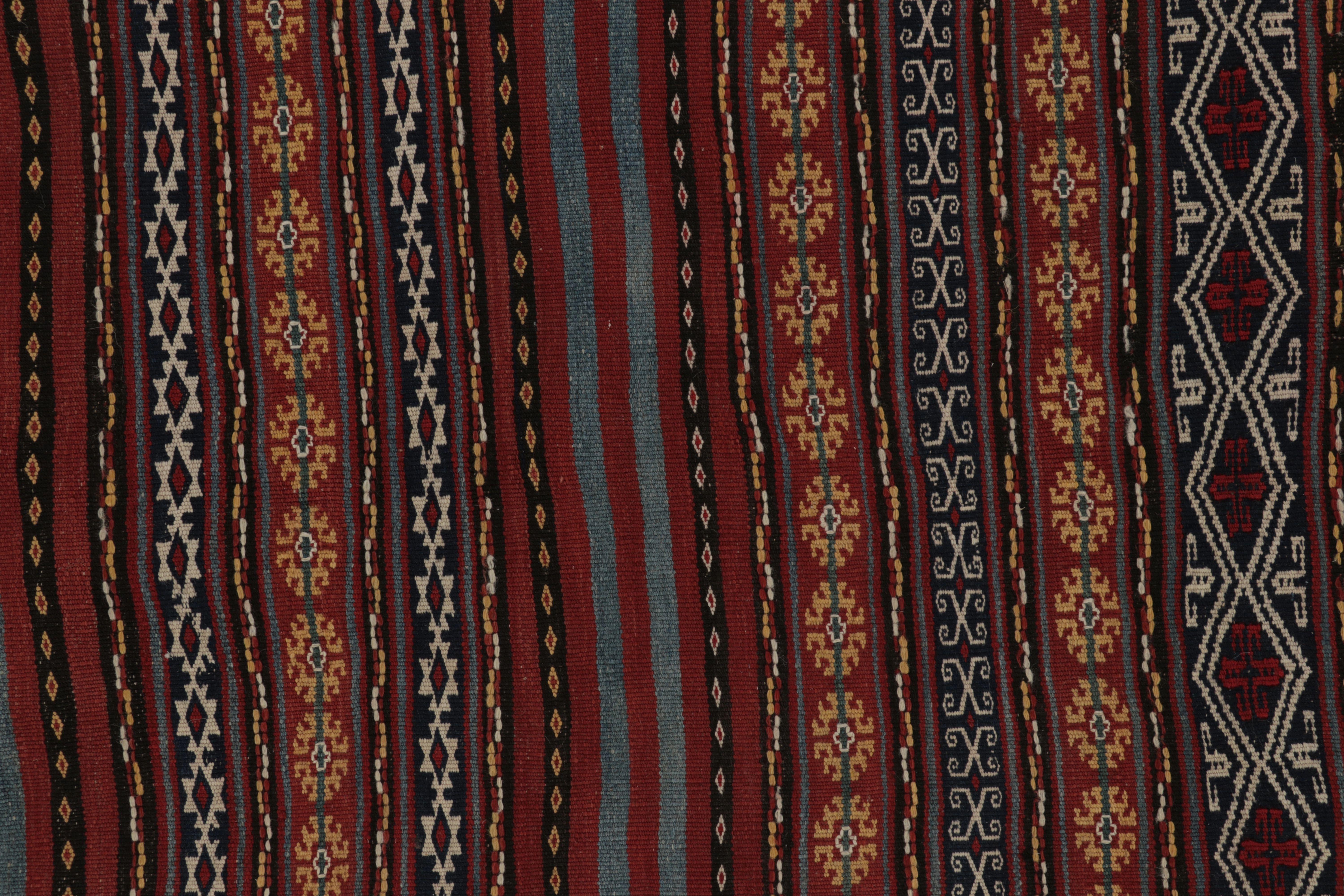 Vintage Persian Runner Kilim, Stammes-Teppich mit komplizierten gemusterten Bändern im Zustand „Gut“ im Angebot in Long Island City, NY