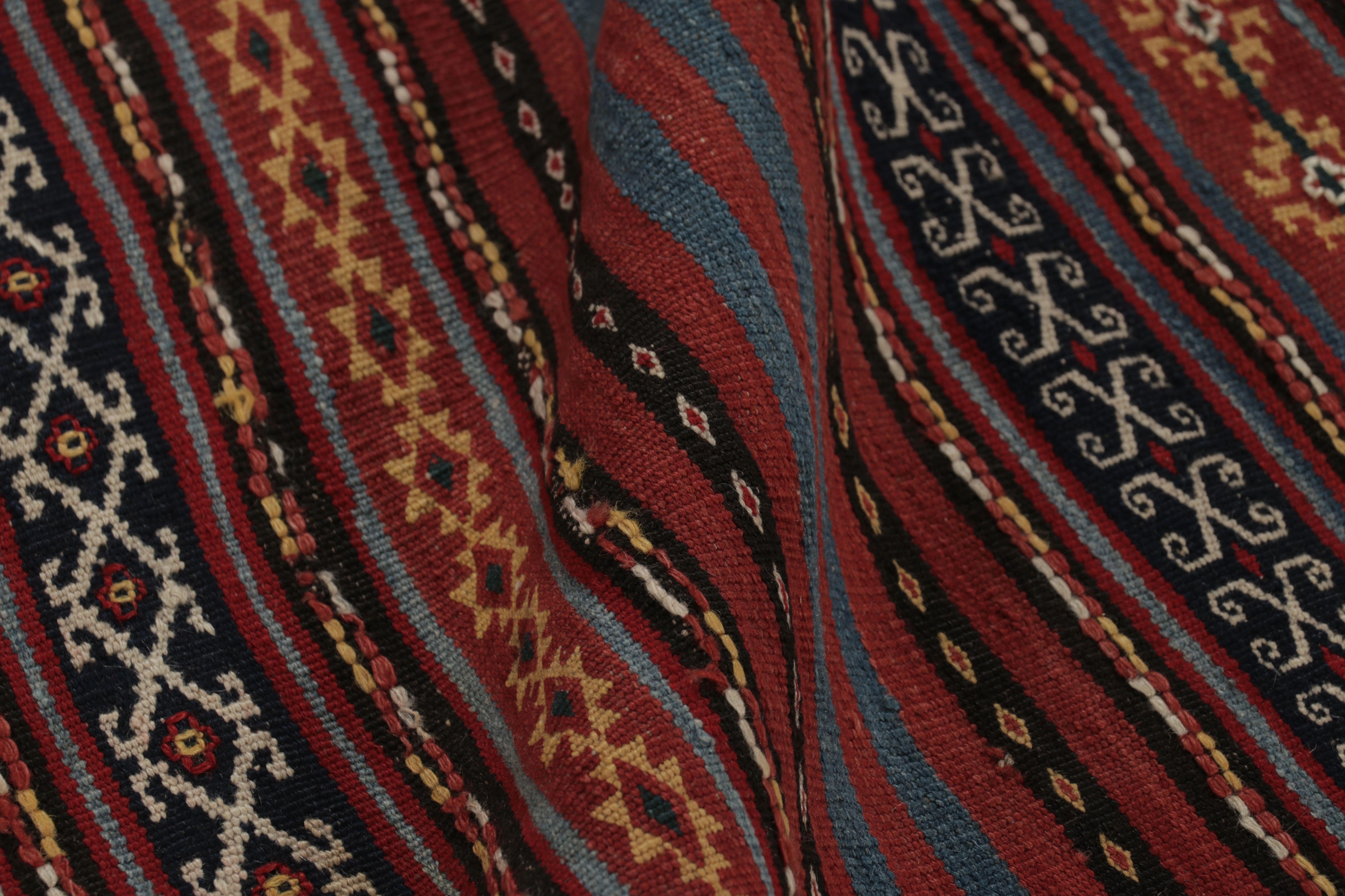 Vintage Persian Runner Kilim, Stammes-Teppich mit komplizierten gemusterten Bändern (Mitte des 20. Jahrhunderts) im Angebot