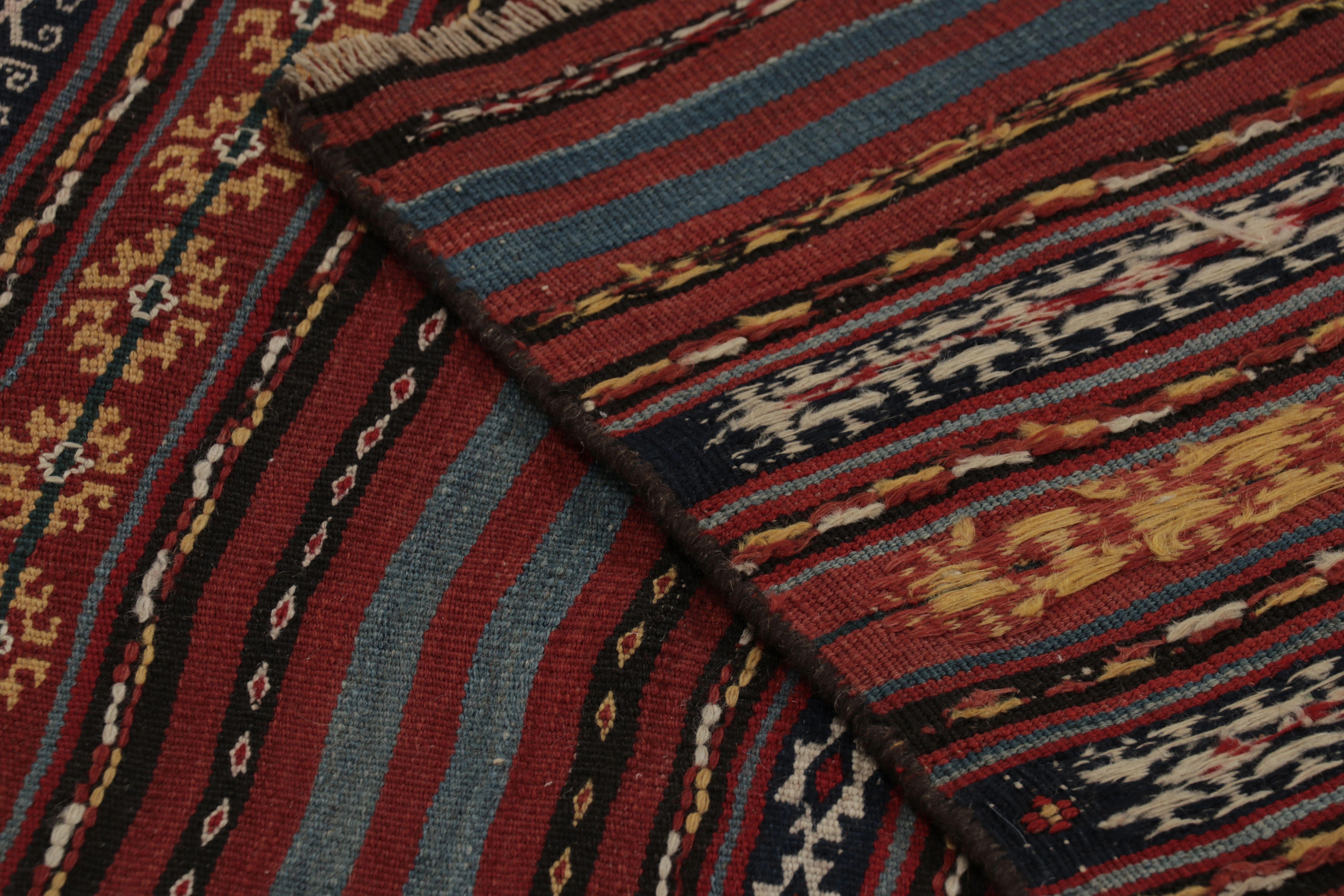 Vintage Persian Runner Kilim, Stammes-Teppich mit komplizierten gemusterten Bändern (Wolle) im Angebot