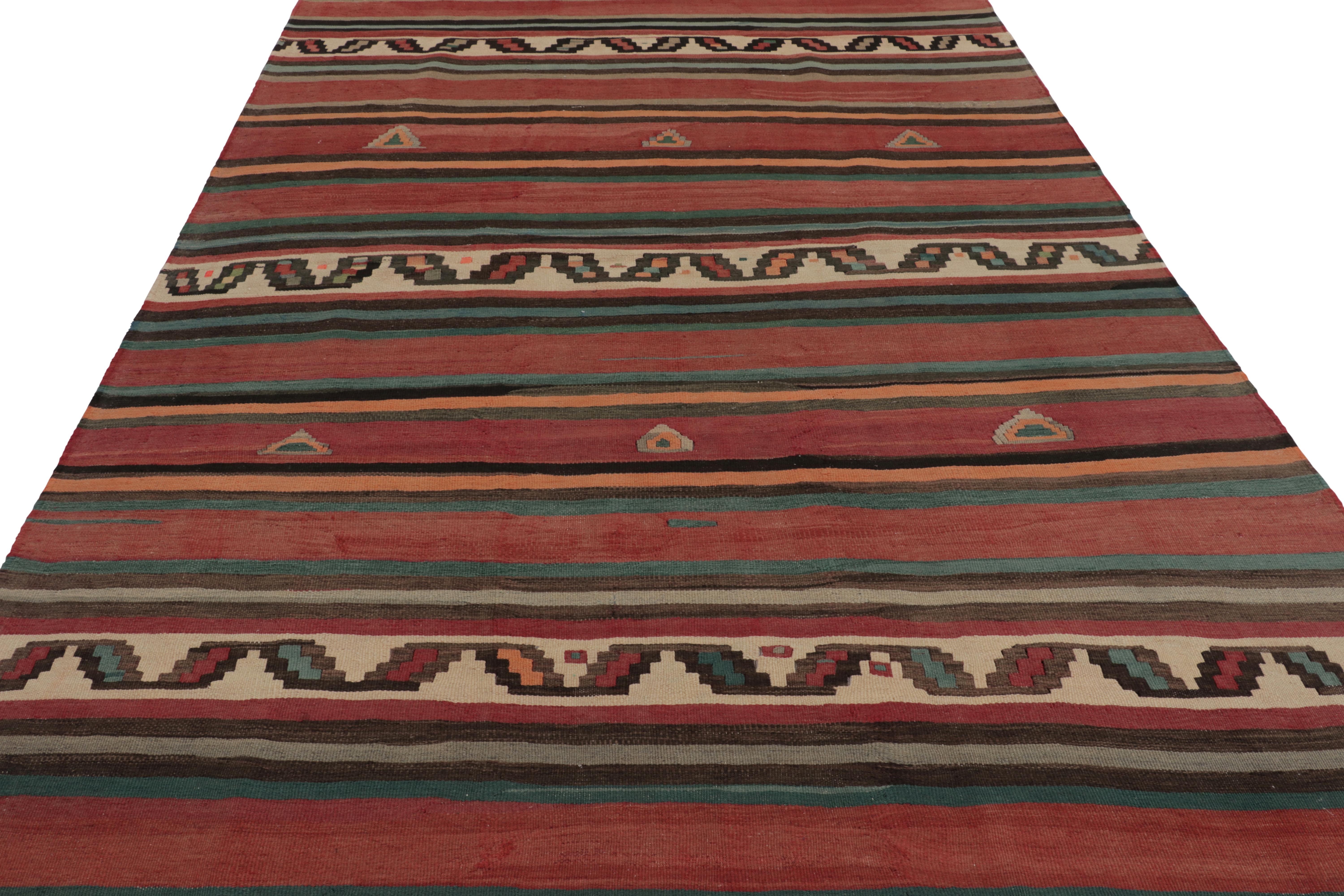  Fabriqué avec de la laine tissée à la main en Perse dans les années 1950-1960, ce runner Kilim vintage 7x15 est une œuvre particulièrement terreuse et recherchée d'une nouvelle curation passionnante de la collection de Kilims classiques et de Flat