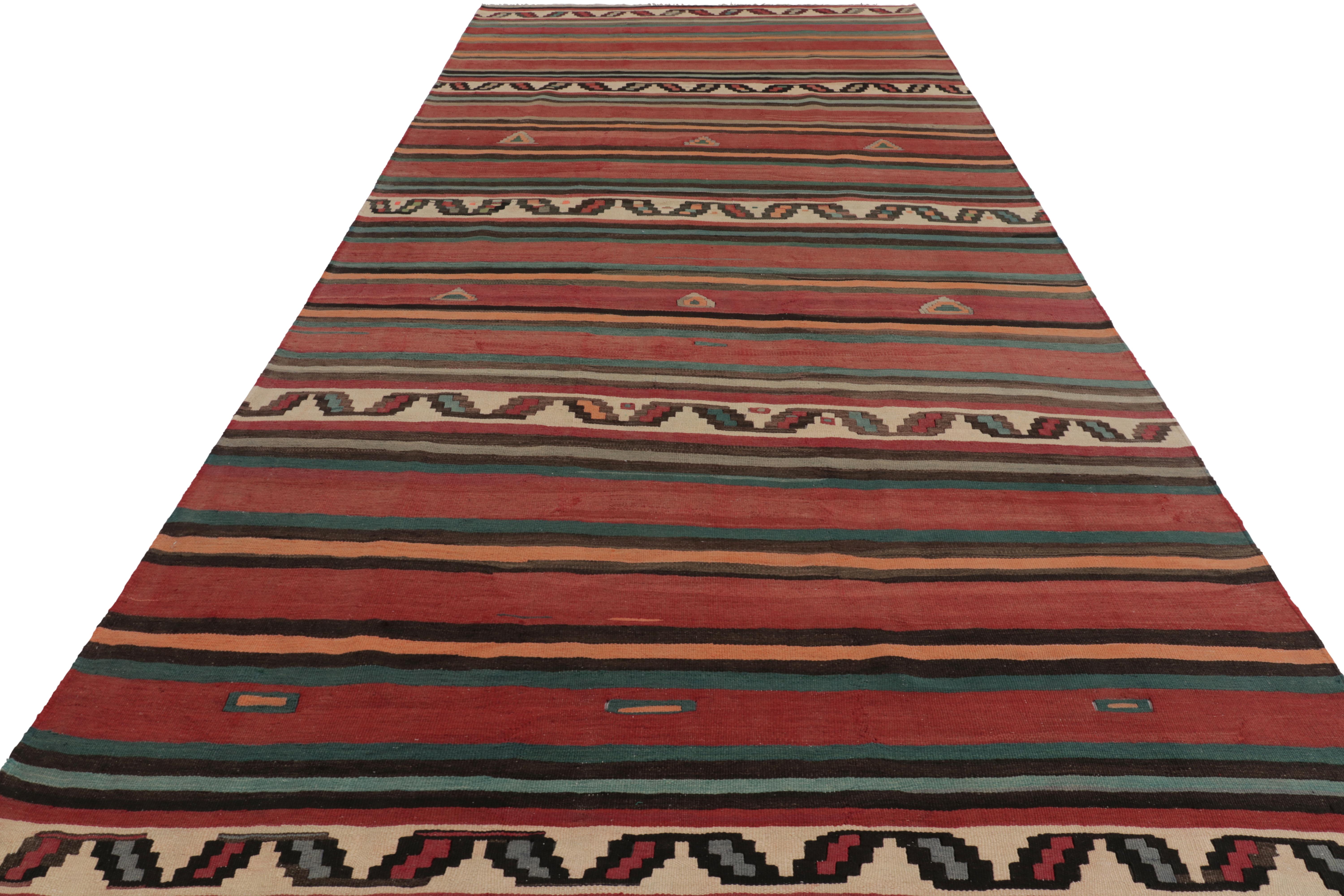 Perse Vintage Persian Runner Kilim, Tribal Rug with Polychromatic Geometric Stripes (tapis de course persan à rayures géométriques polychromes) en vente