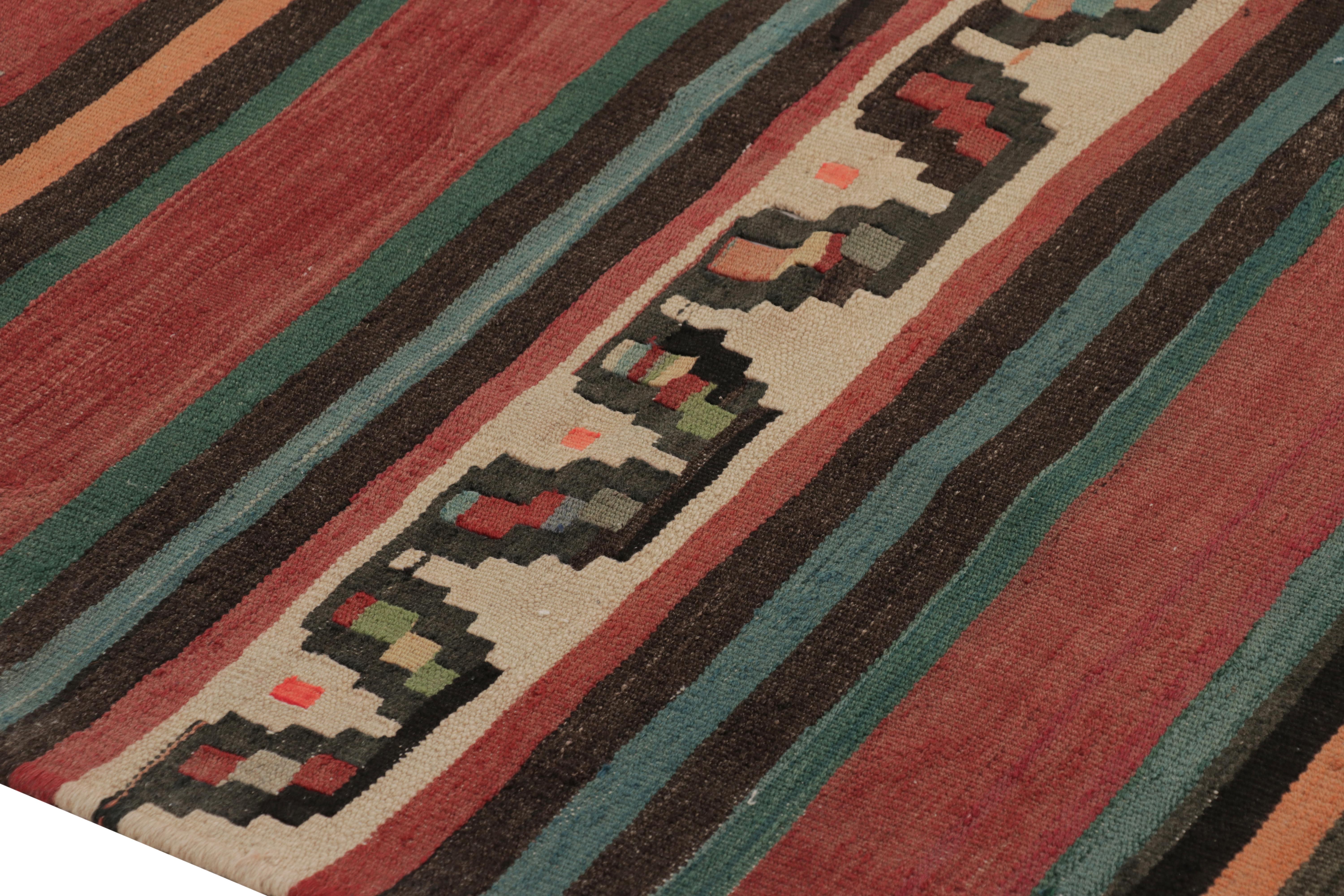 Vintage Persian Runner Kilim, Tribal Rug with Polychromatic Geometric Stripes (tapis de course persan à rayures géométriques polychromes) Bon état - En vente à Long Island City, NY