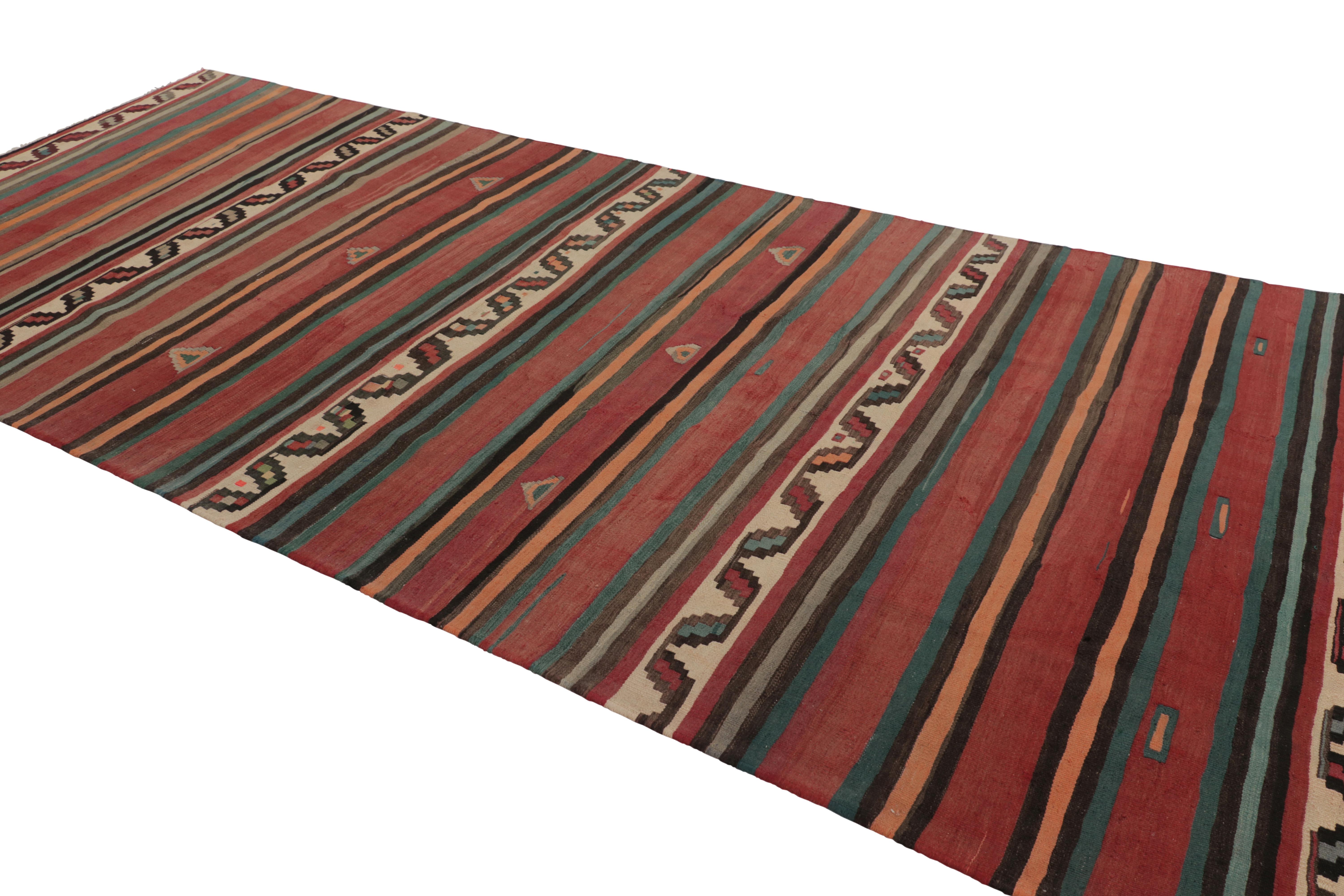 Laine Vintage Persian Runner Kilim, Tribal Rug with Polychromatic Geometric Stripes (tapis de course persan à rayures géométriques polychromes) en vente