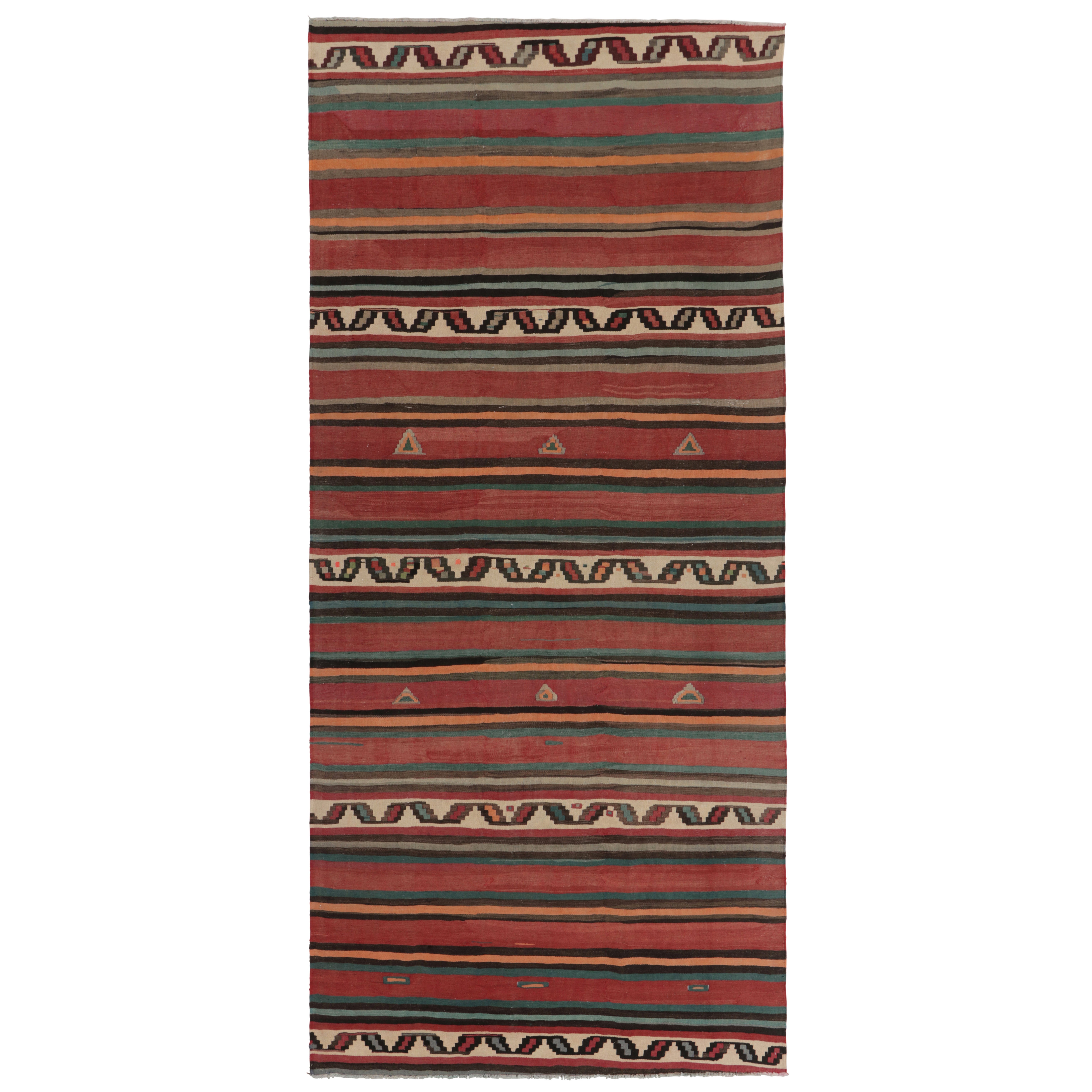 Vintage Persian Runner Kilim, Stammes-Teppich mit polychromen geometrischen Streifen