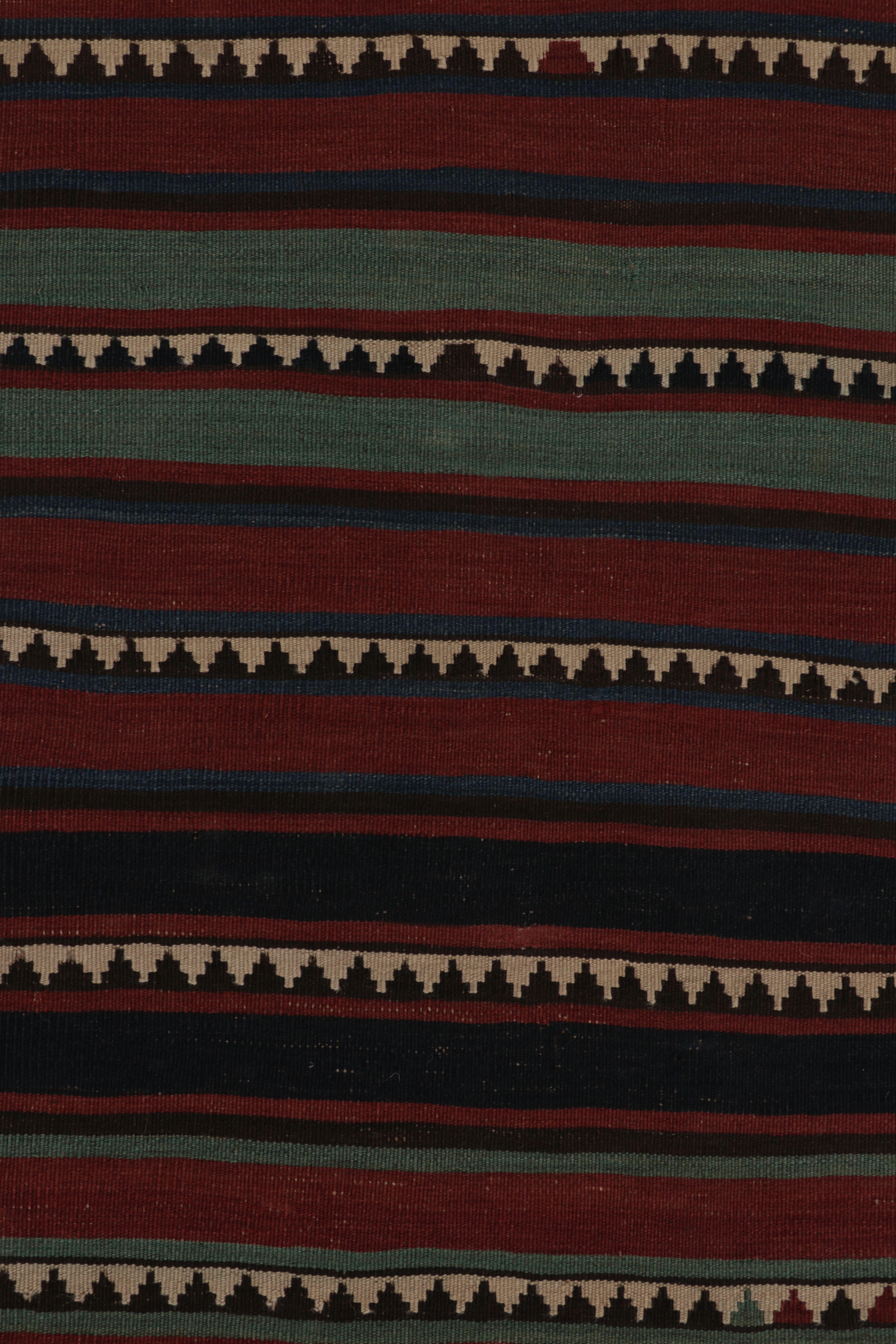 Dieser 3x10 Läufer-Kilim aus handgewebter Wolle (ca. 1950-1960) ist ein besonders erdiges und begehrtes Stück aus einer aufregenden neuen Kollektion von klassischen Kelims und Flachgeweben von Rug & Kilim.

Über das Design:

Dieser persische Kelim