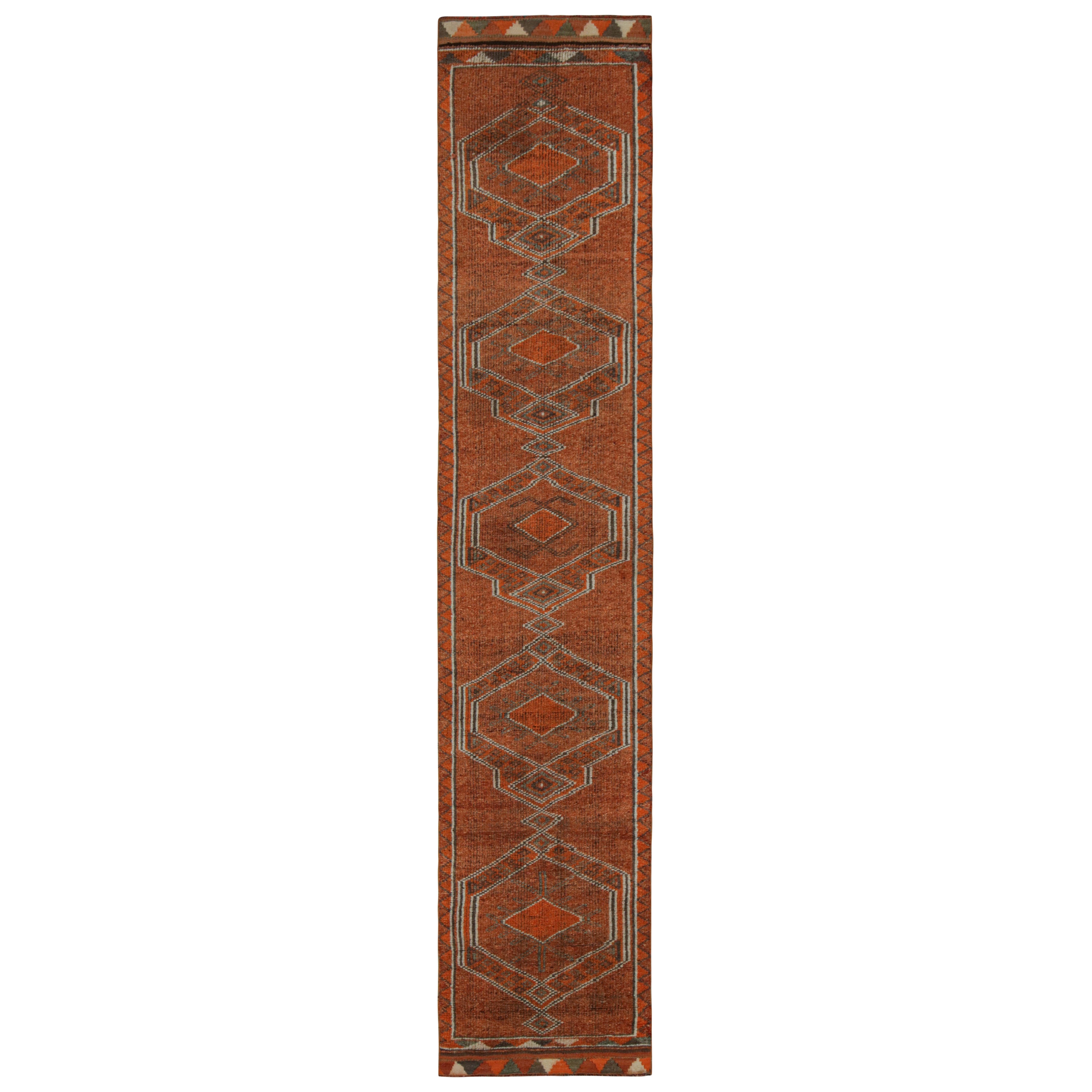 Runner persiano vintage con motivi arancioni e bianchi di Rug & Kilim