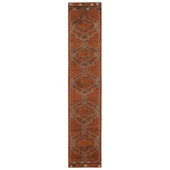 Runner persiano vintage con motivi arancioni e bianchi di Rug & Kilim