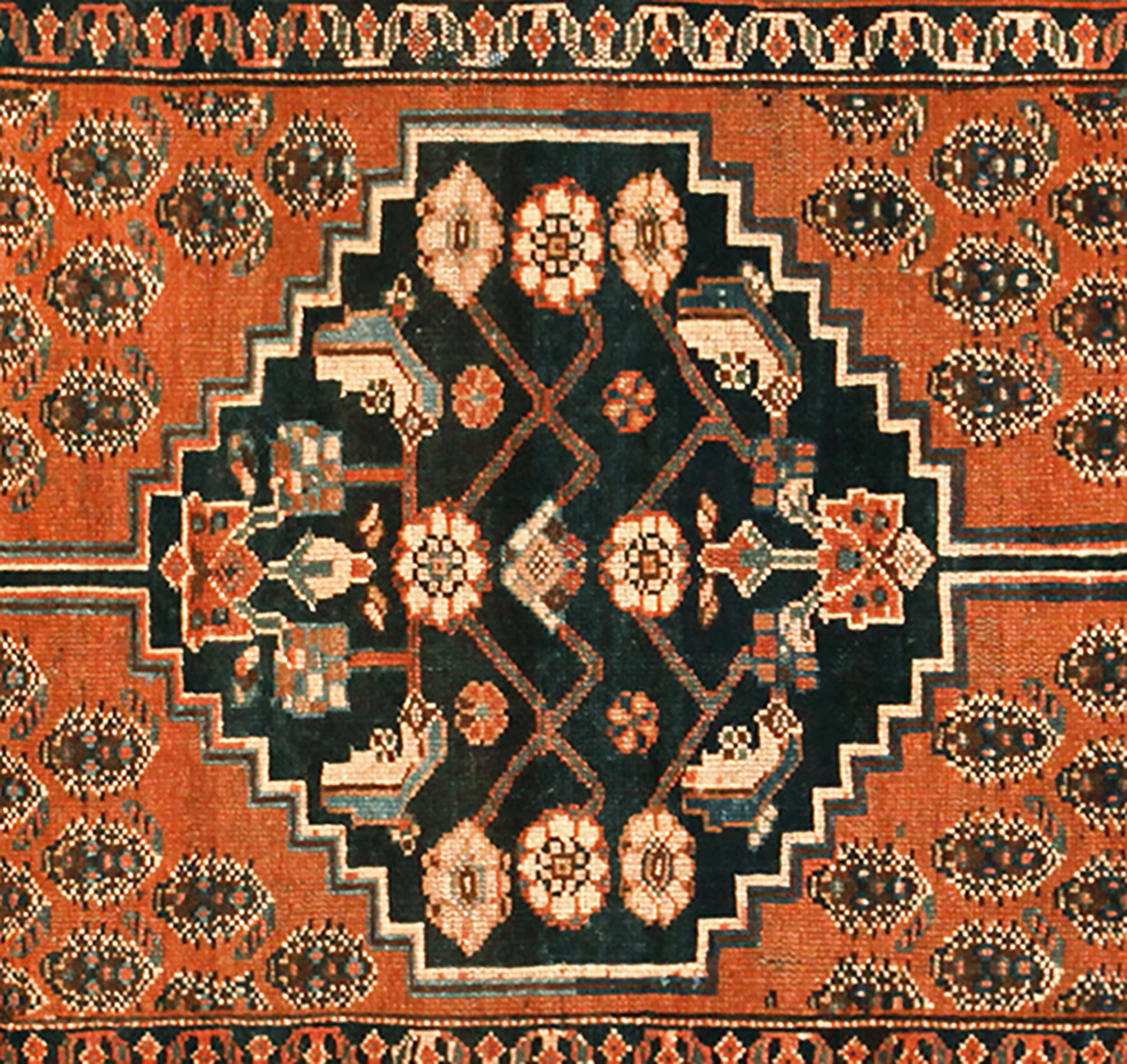 Vintage Persian Saraband Oriental Rug, in Small Size, W/ Central Medallion In Good Condition For Sale In New York, NY