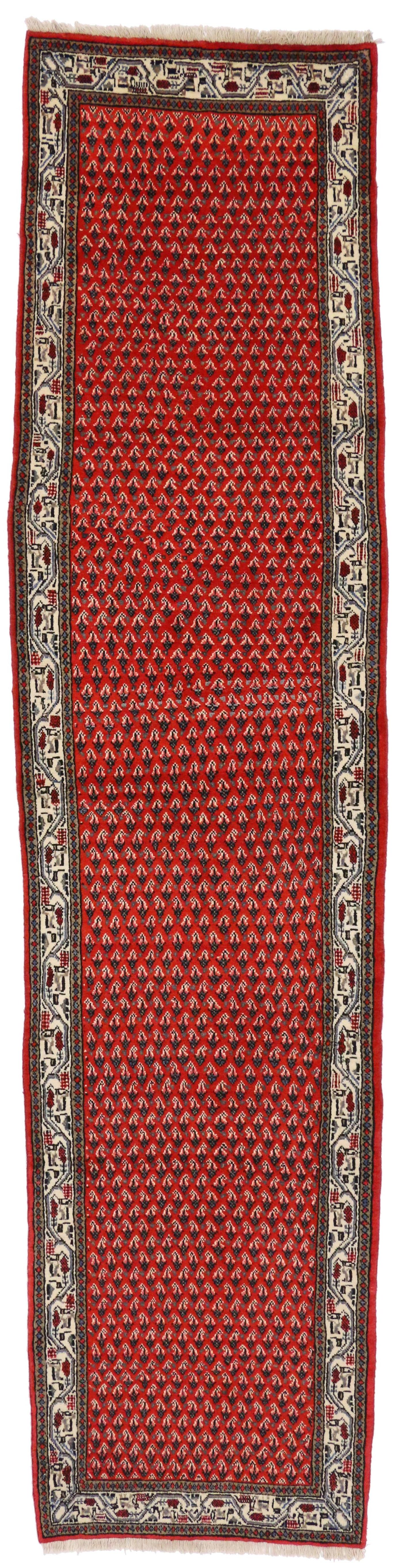 76161, Vintage Persian Saraband Rug Hamadan Runner with Mir Boteh Design 03'02 x 13'10. Ce tapis vintage persan Hamadan de style Saraband présente un motif délicat de motifs mir boteh en rangées diagonales dans un champ rouge. Le boteh ressemble à