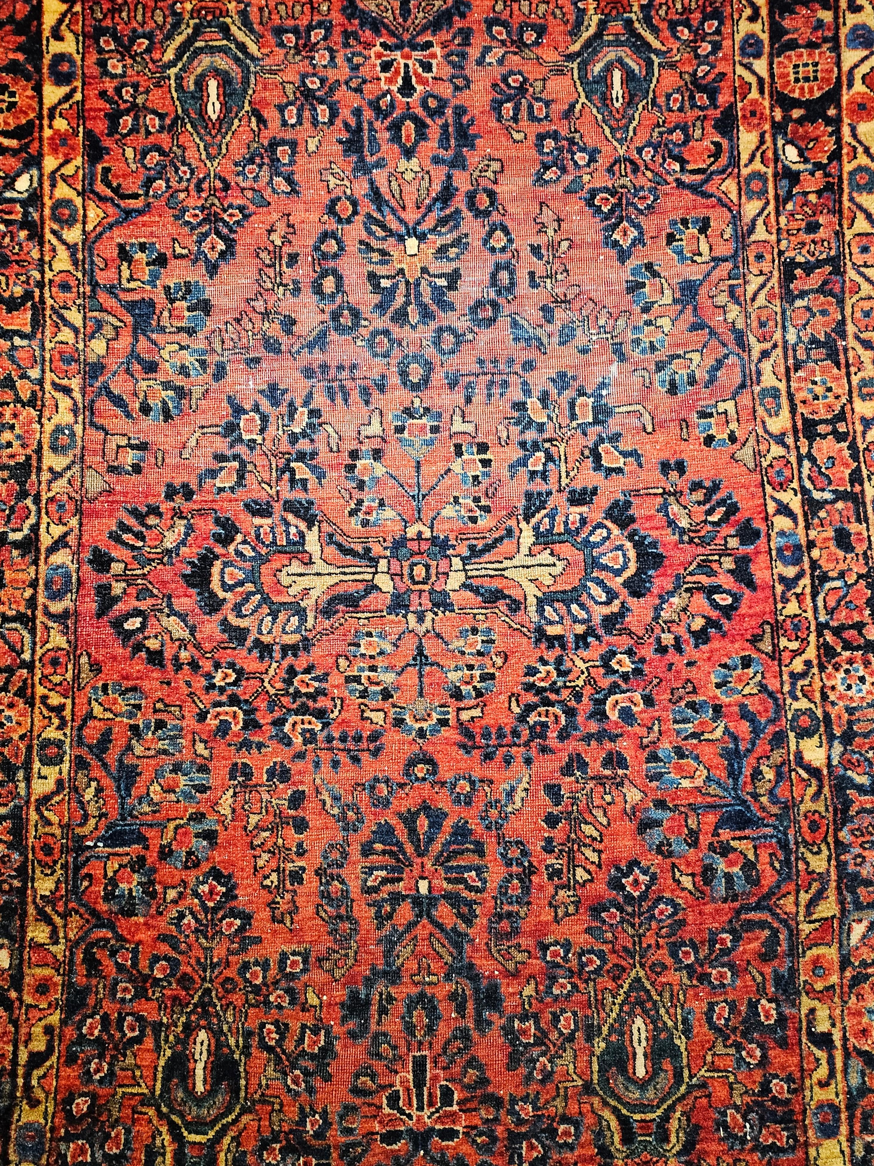 Persischer Sarouk-Teppich des frühen 20. Jahrhunderts - Allover-Blumenmuster in Rot, Marine (Handgewebt) im Angebot